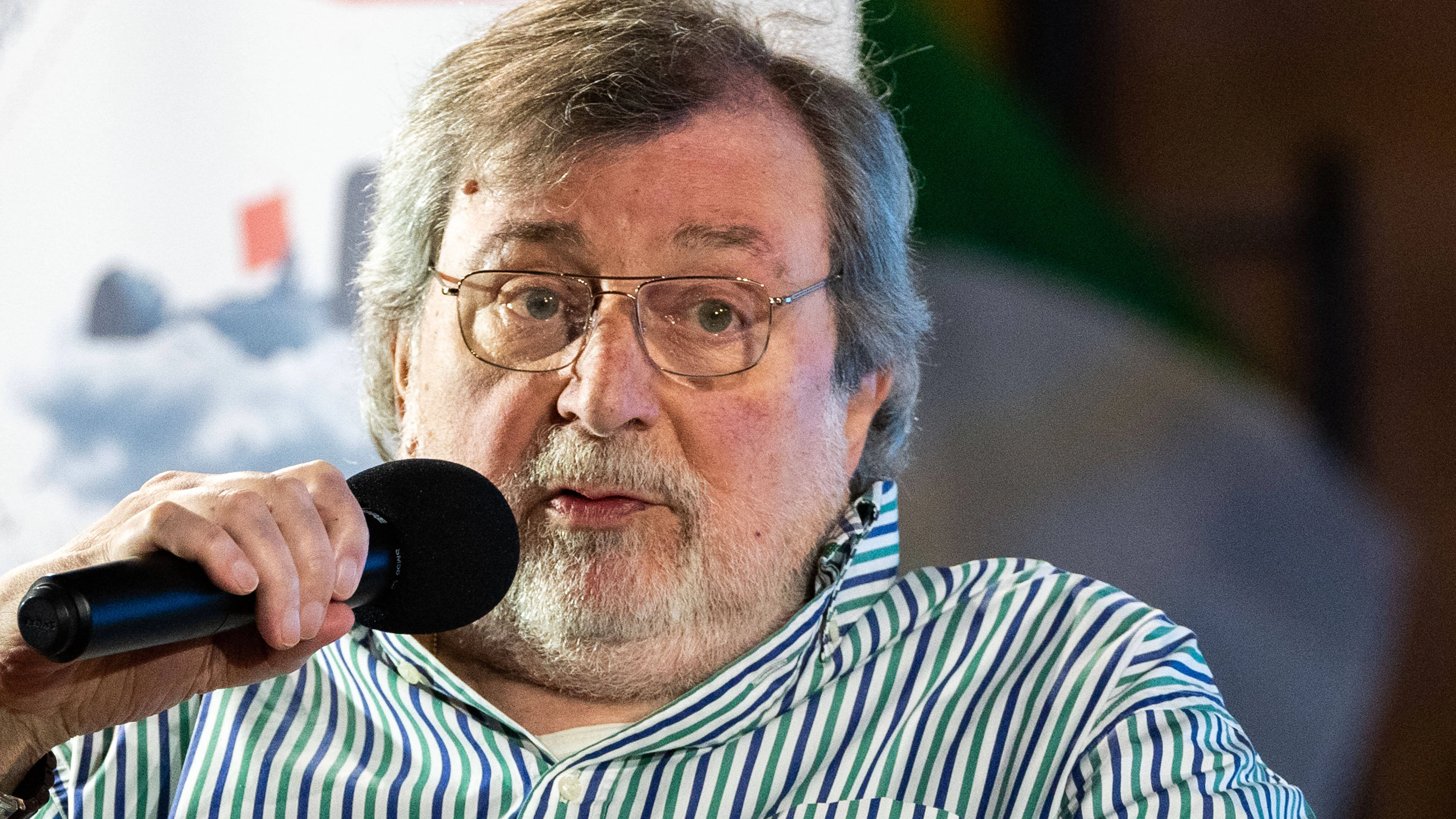 Addio a Francesco Guccini tra gli applausi dei fan, commozione alle esequie