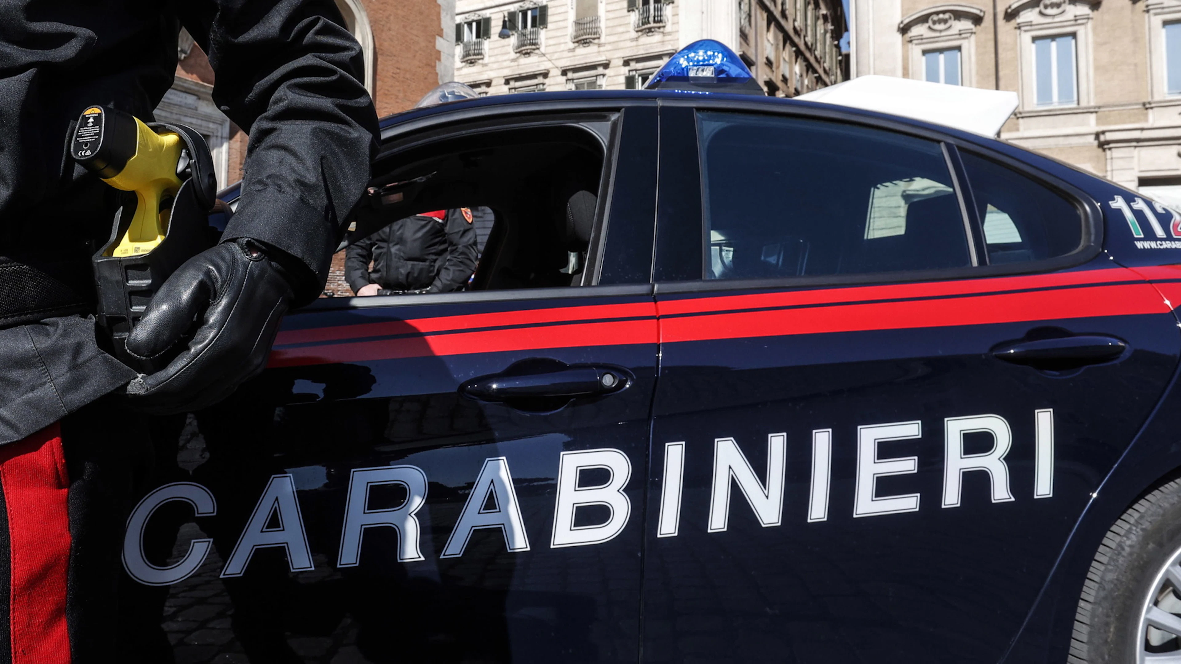 Travolge dei ciclisti con l'auto, poi torna a investirli di nuovo