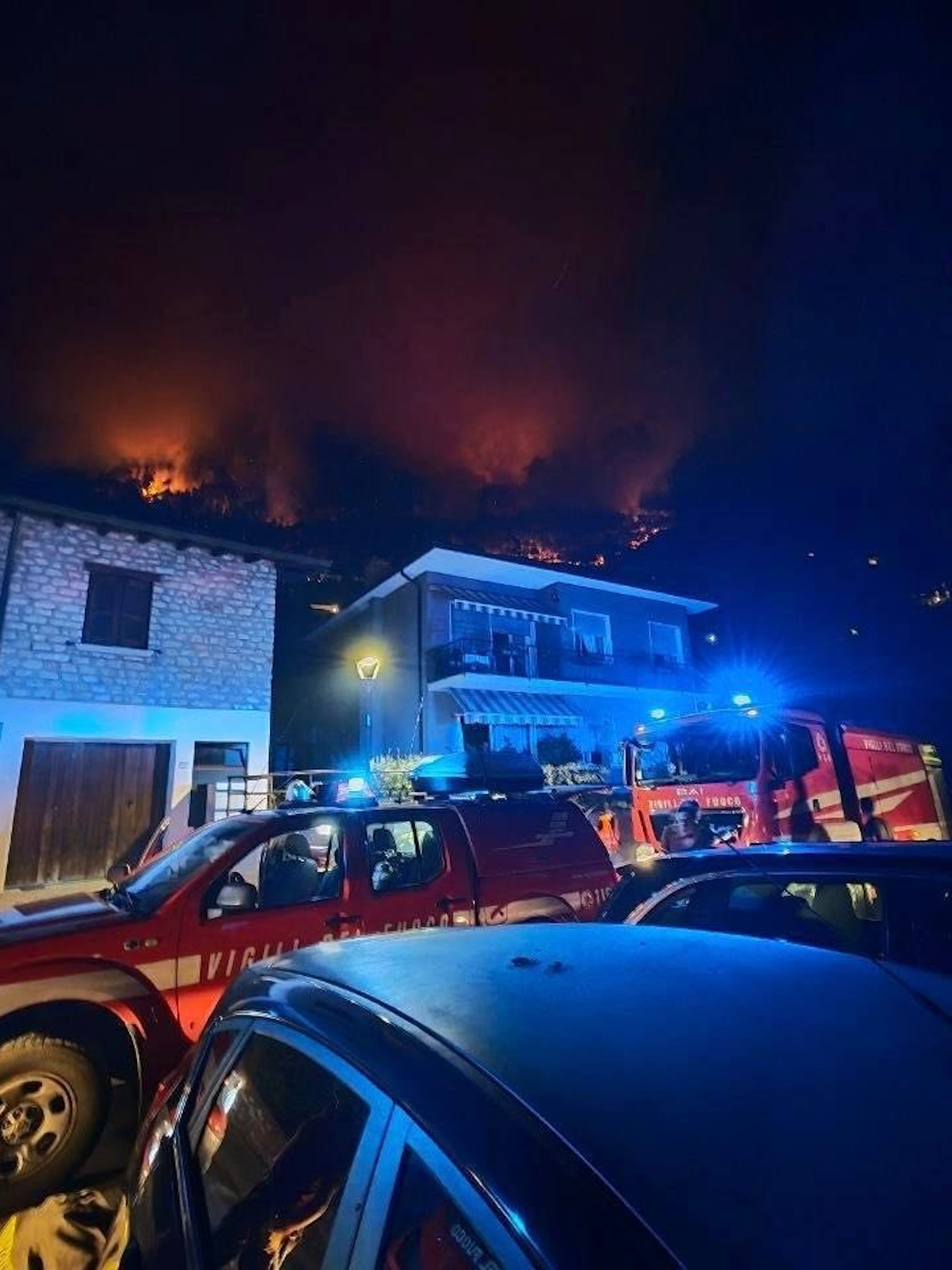 De nombreux touristes fuient un gros incendie près du lac de Garde