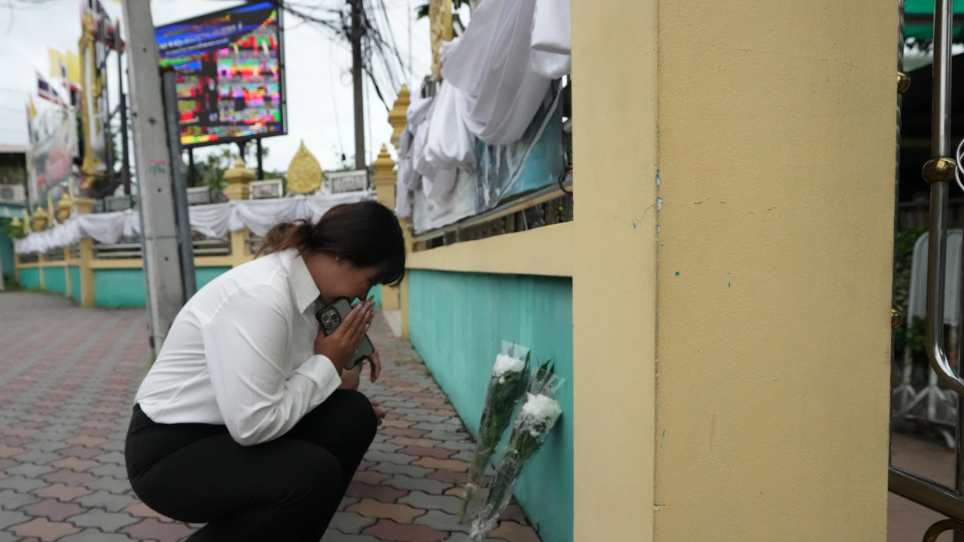 Sale a 8 morti il bilancio della sparatoria in Thailandia, muore anche una 12enne