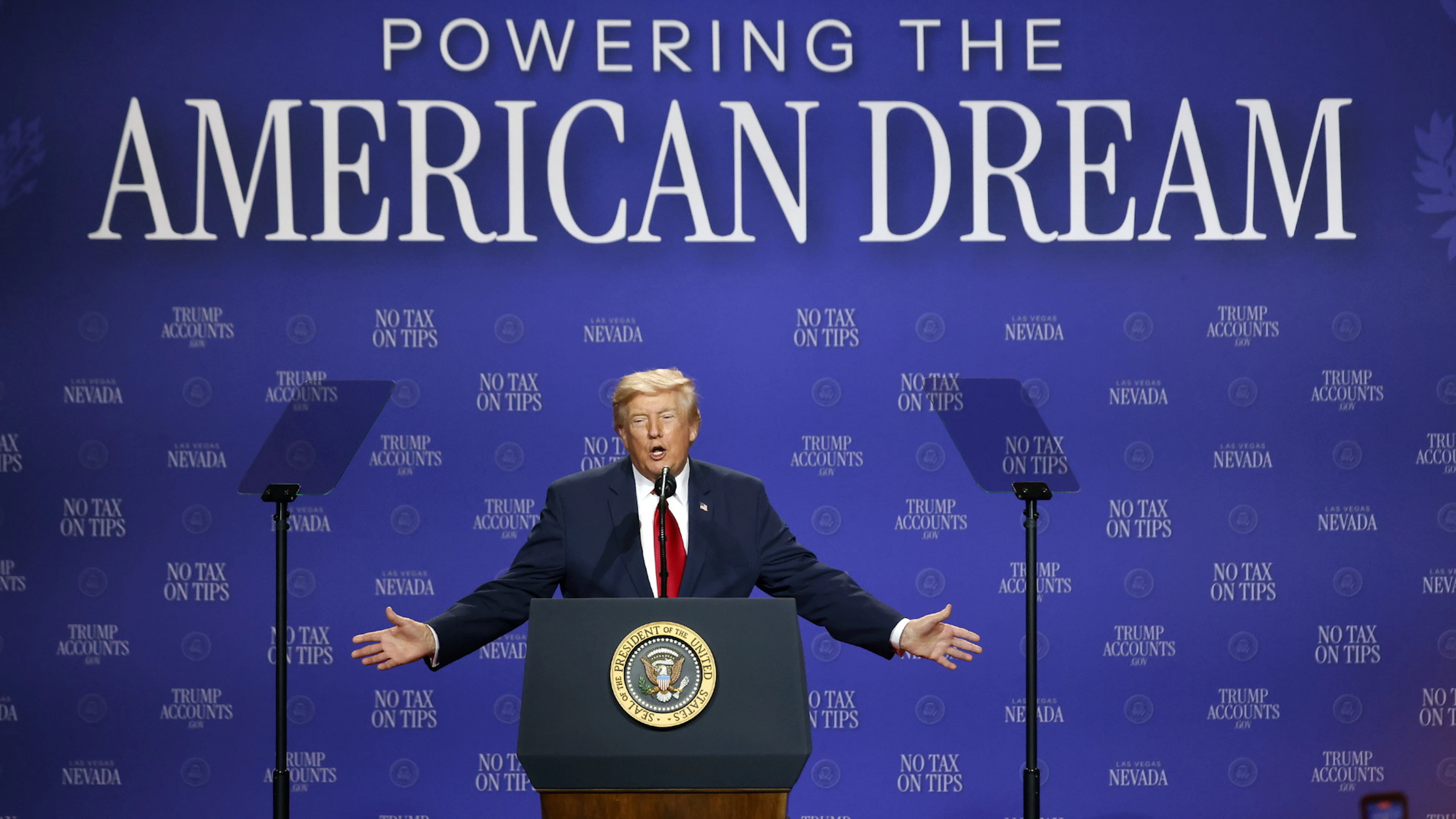 I capelli di Trump fanno scalpore sui social, ecco perché