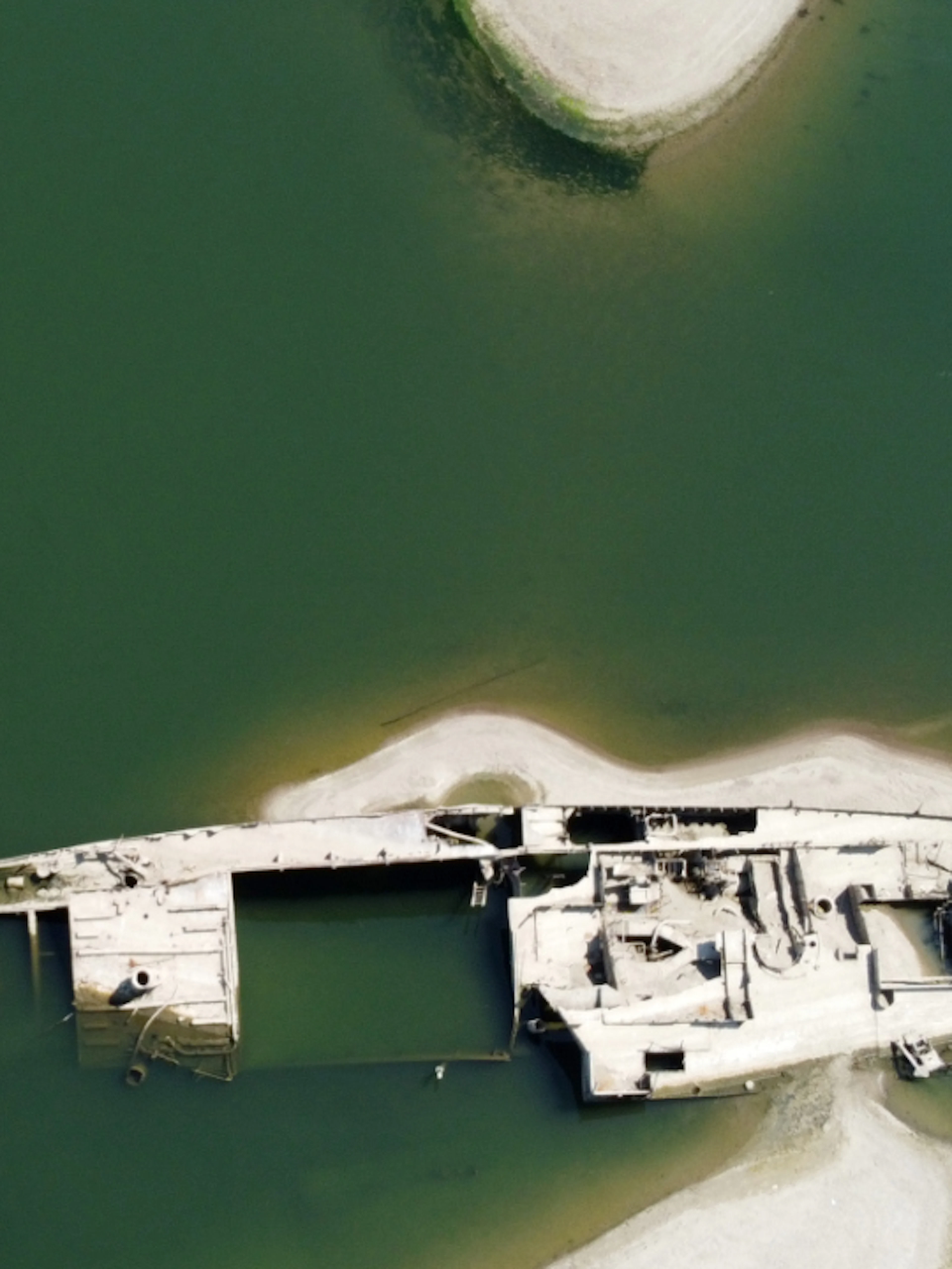 Dal Danubio in secca riemergono decine delle 200 navi affondate della flotta di Hitler