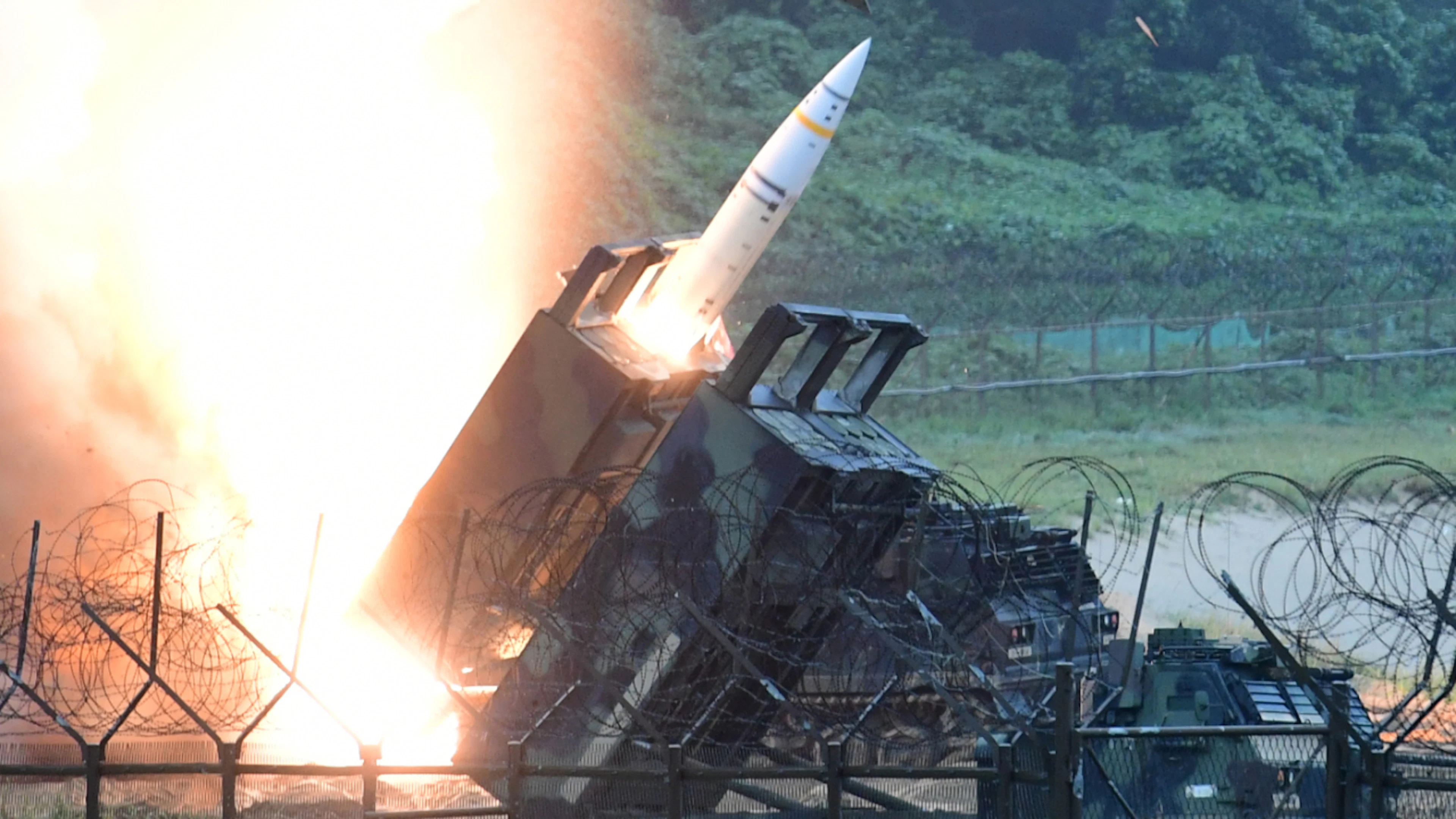 Eine Einheit der 8. US Armee feuert eine Artillerie-Kurzstreckenrakete vom Typ ATACMS ab. (Archivbild: -/yonhap/dpa)