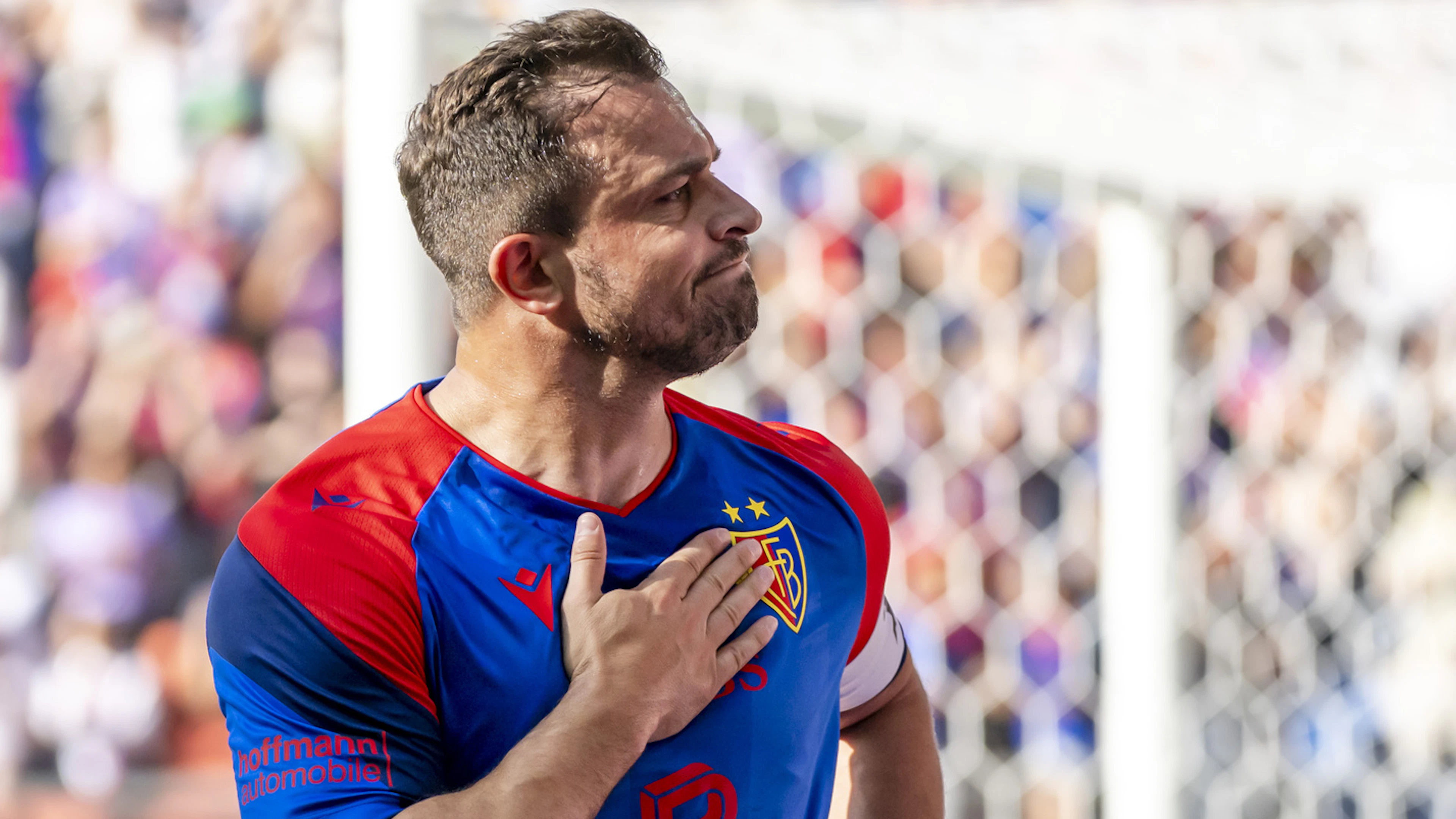 Shaqiri muss auf die Bank, schiesst ein Tor und zeigt ein vielsagendes Handzeichen