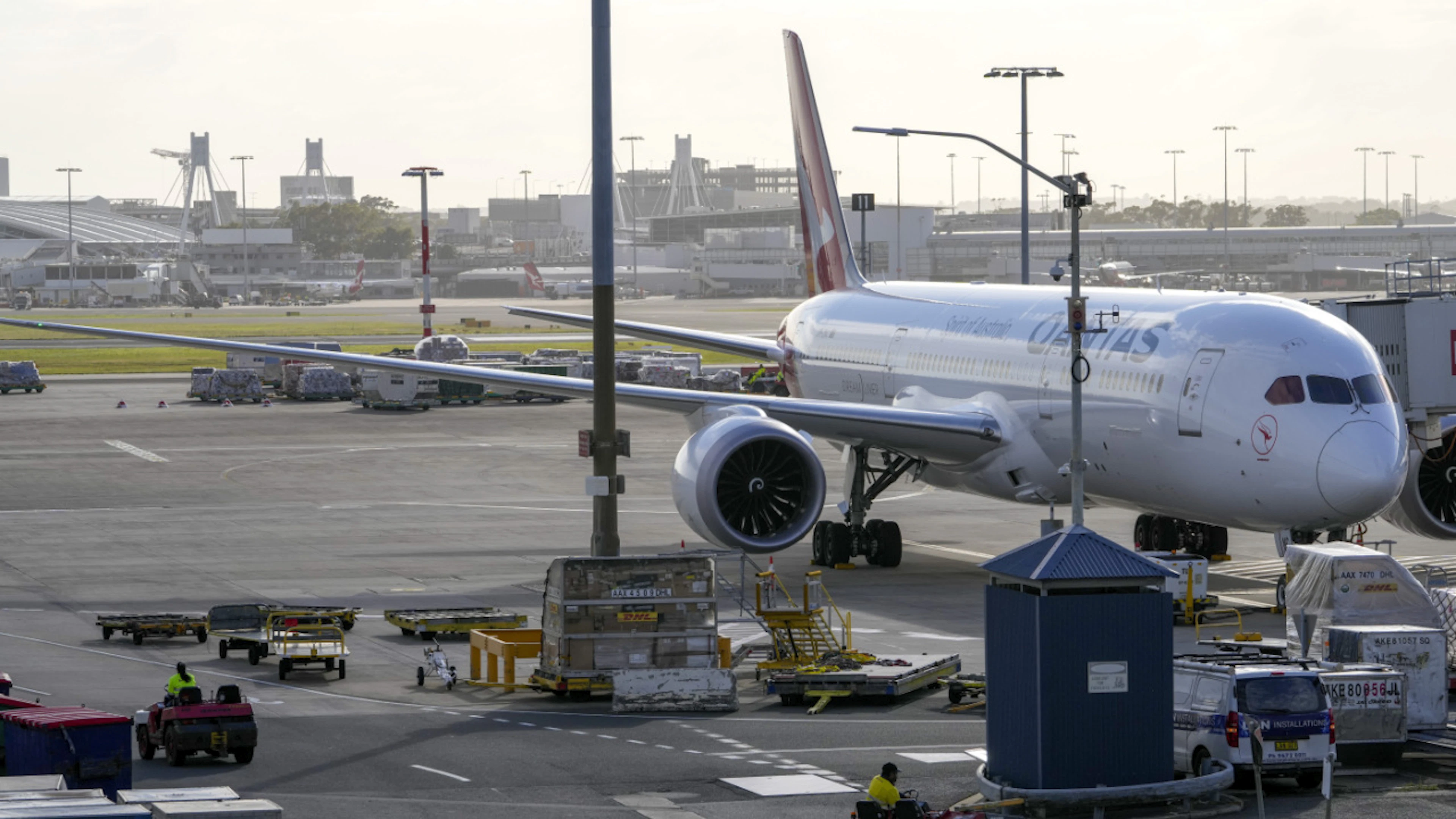 Aereo frena bruscamente e sfiora un terribile scontro all'aeroporto di Sydney