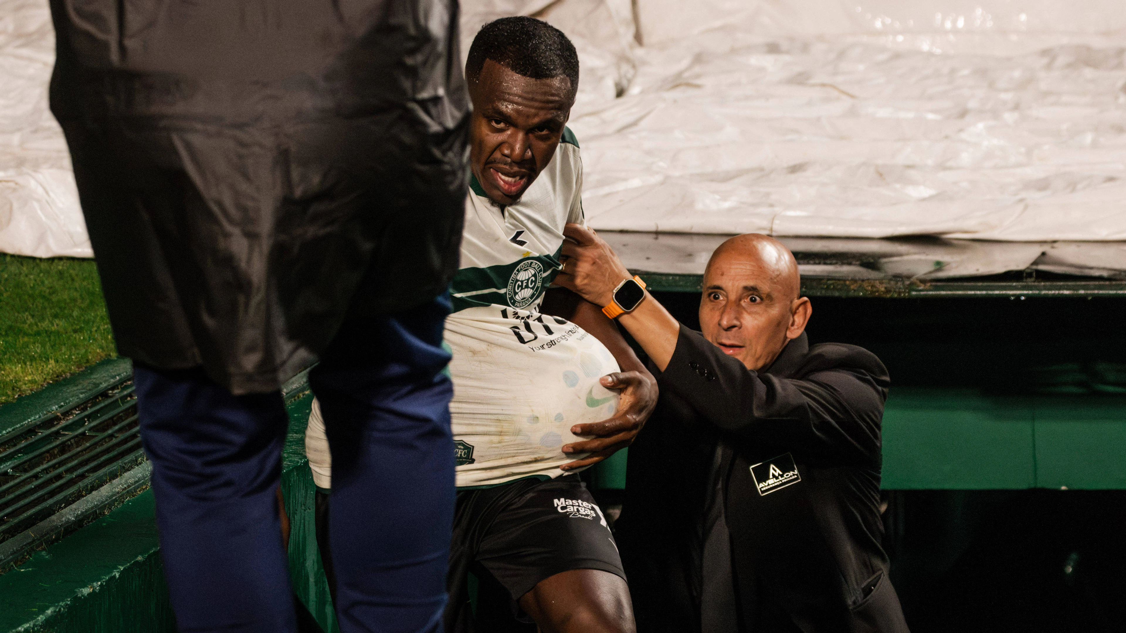 Jubel geht schief: Coritiba-Spieler stürzt in Spielertunnel