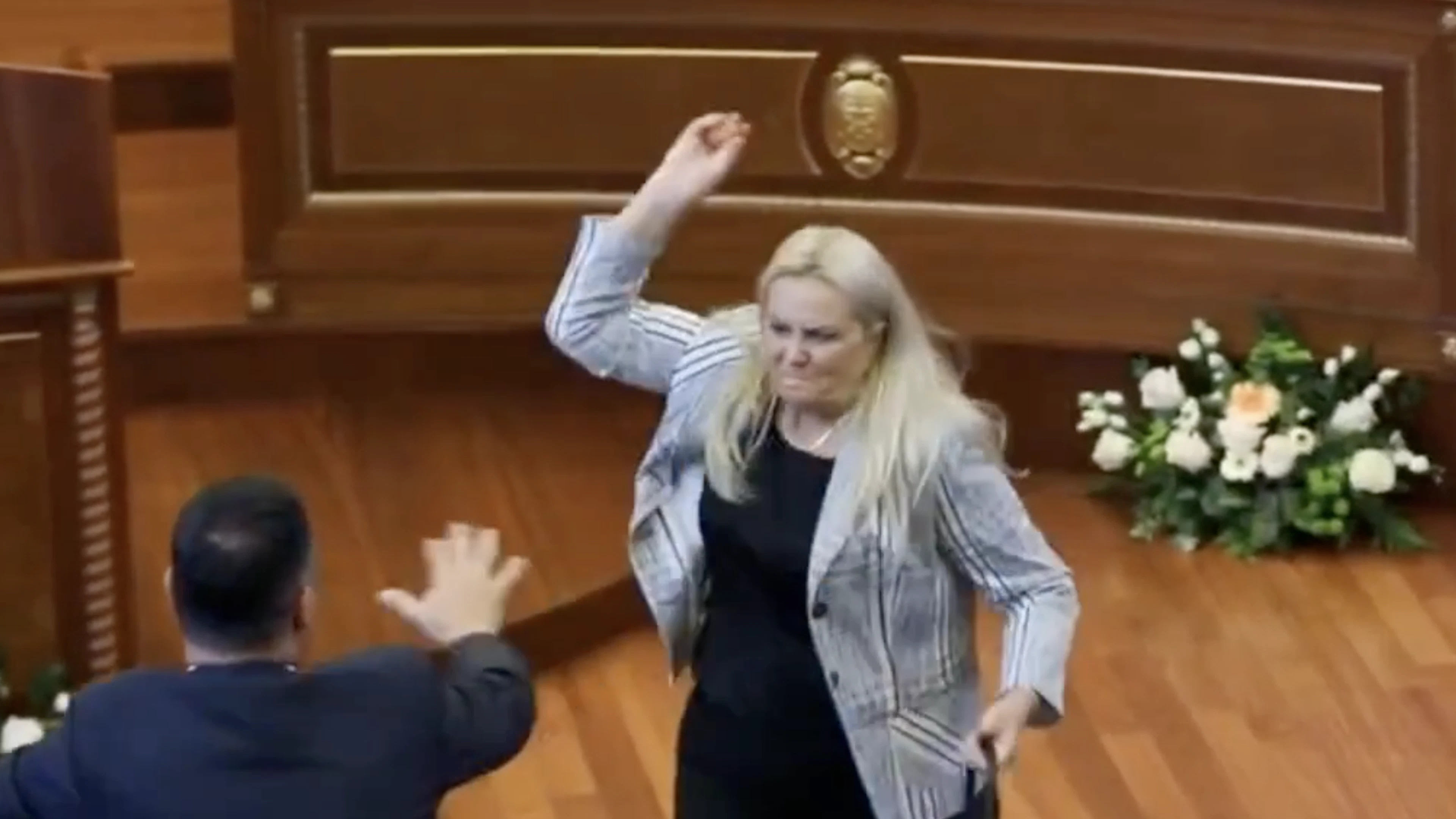 Abgeordnete bewirft Kosovos Ministerpräsidenten mit Eiern