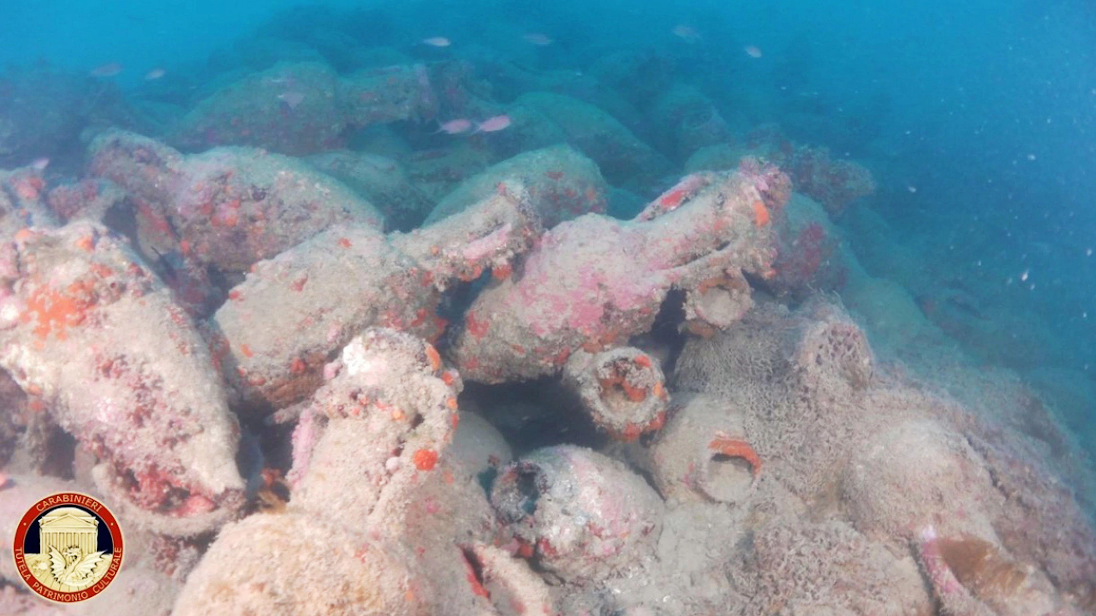 Sicile : des plongeurs trouvent une épave romaine chargée d'amphores