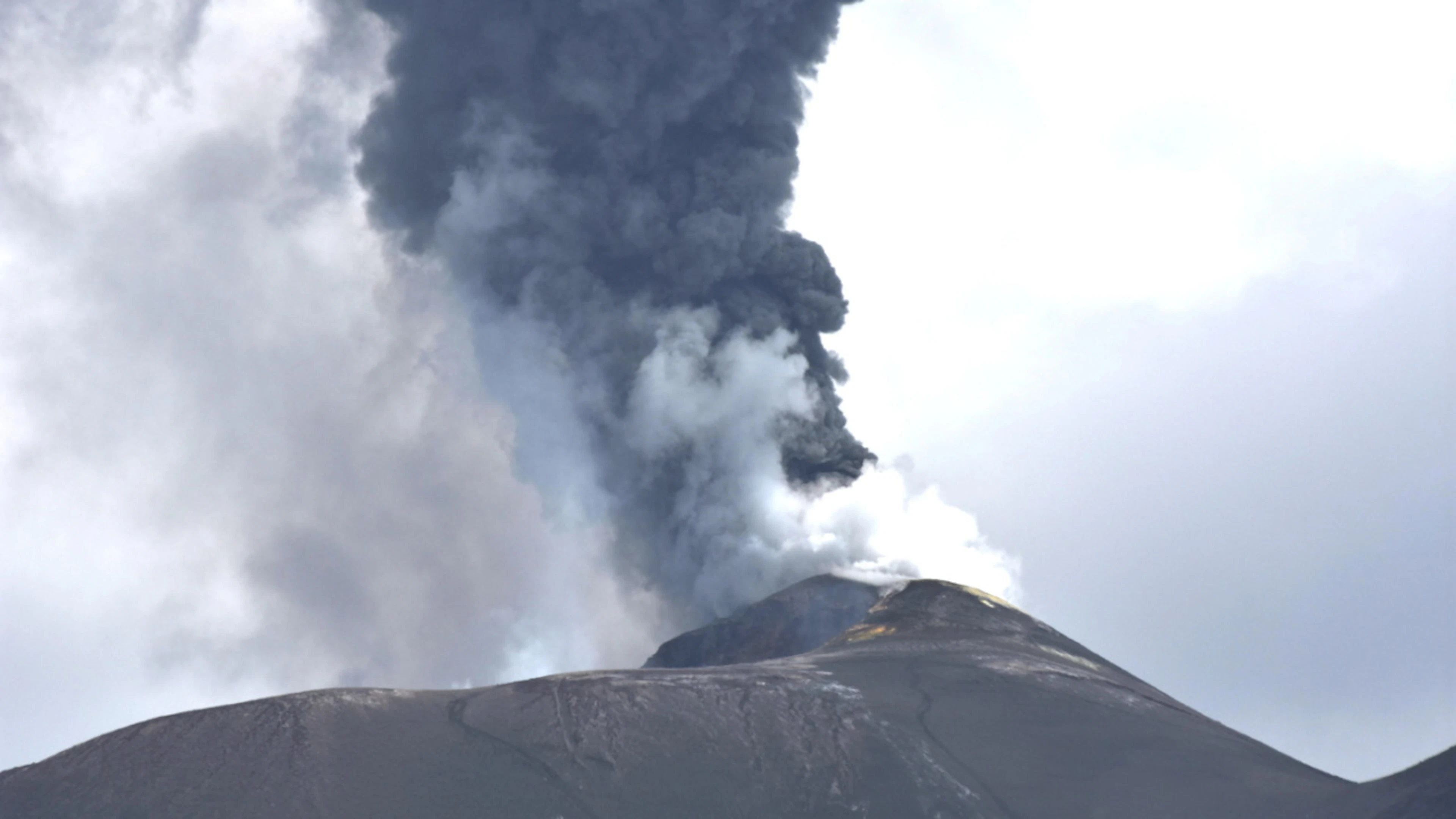 L'Etna paralizza lo scalo di Catania, preso d'assalto da curiosi