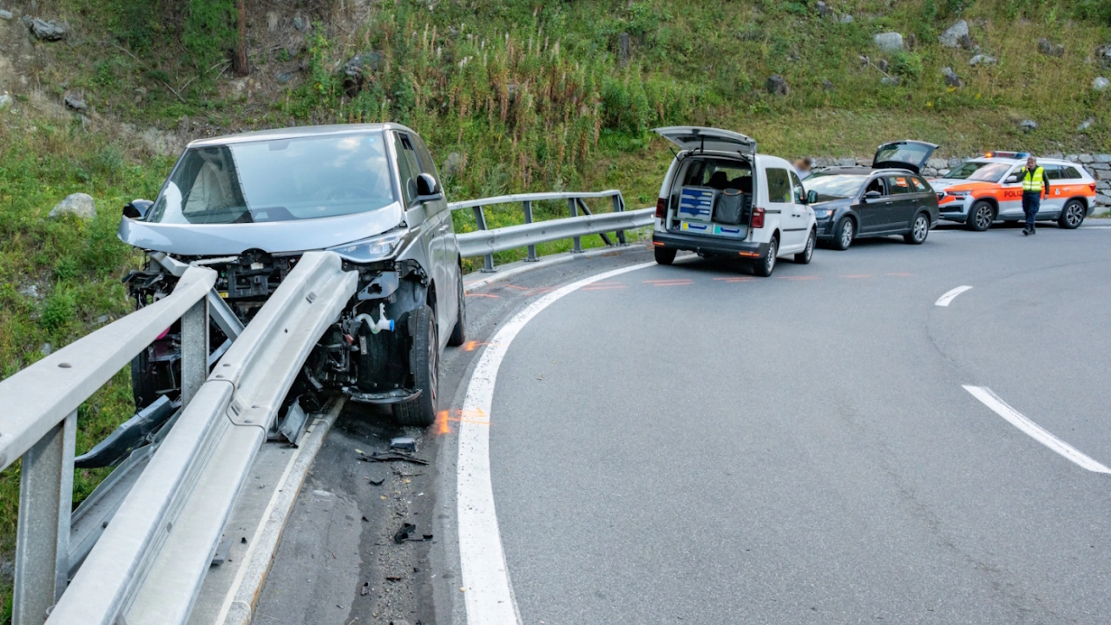 Due giovani senza patente rubano un'auto e sbattono contro il guardrail