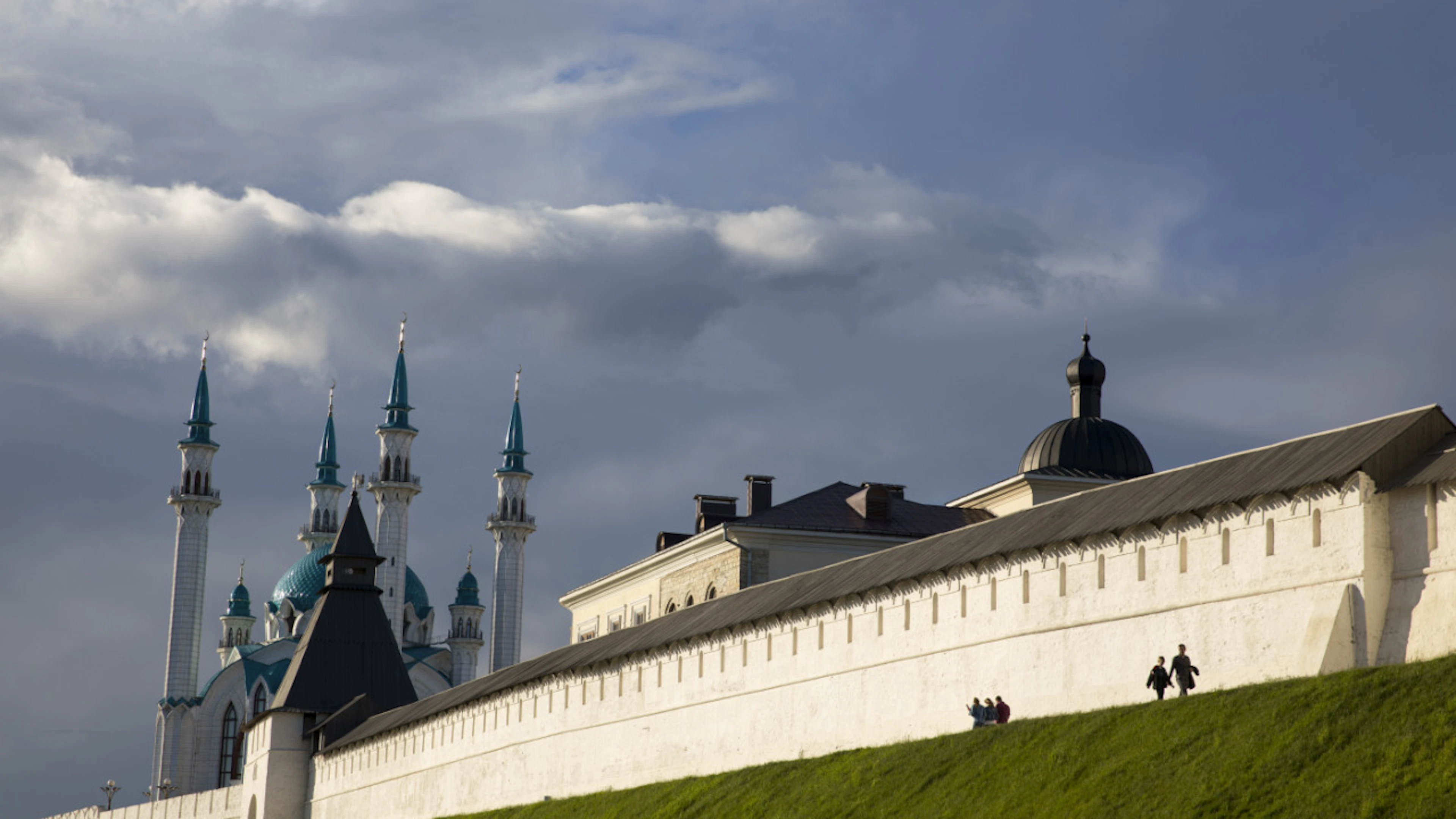 Kasan, mit rund 1,2 Millionen Einwohnern die achtgrösste Stadt Russlands, liegt rund 800 km östlich von Moskau und ist ein wichtiges Zentrum des russischen Islams, ein bedeutender Kultur-, Wissenschafts- und Wirtschaftsstandort und ein Verkehrsknotenpunkt.