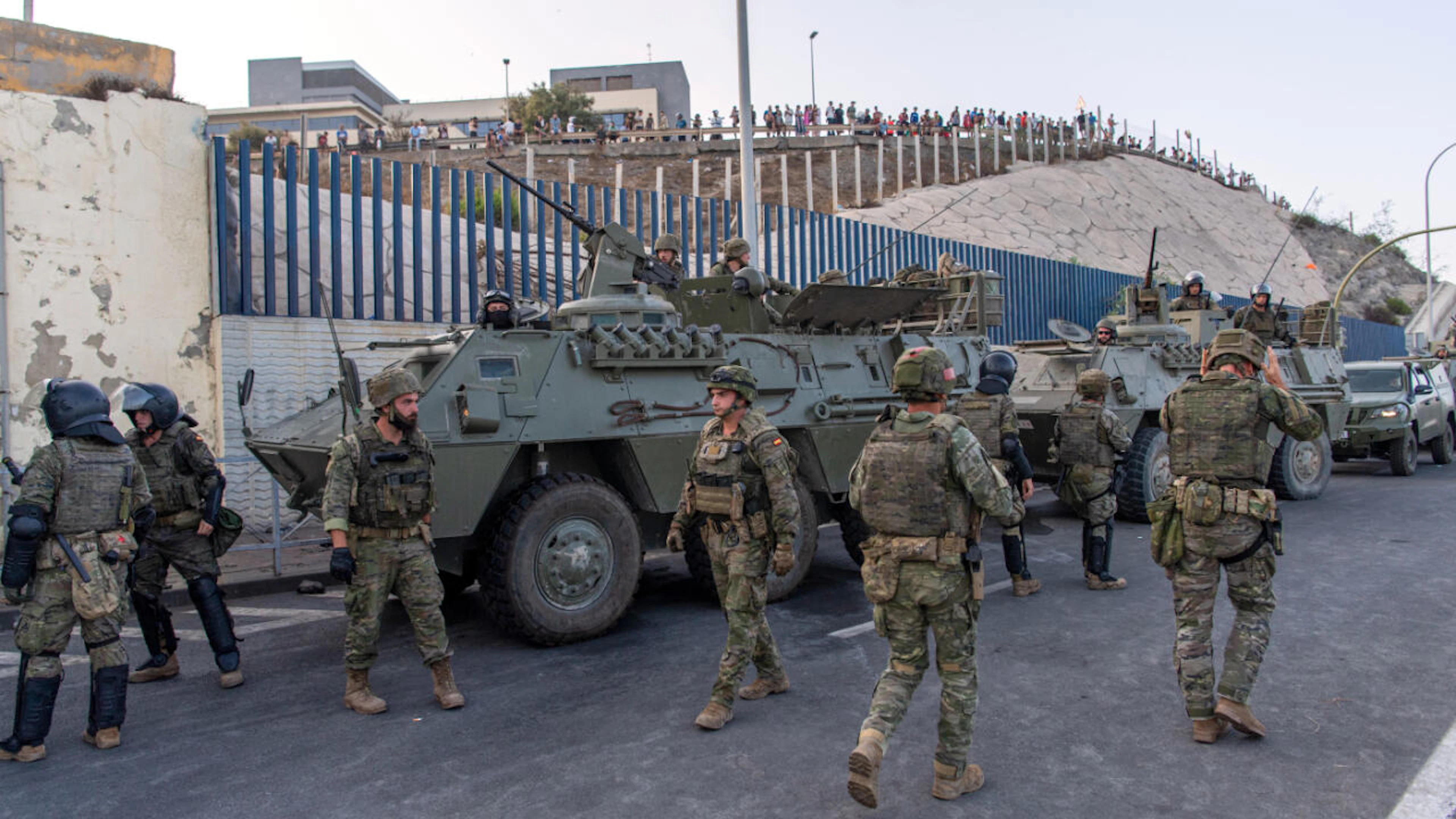 Madrid sospende tutti i congedi per i militari a Ceuta