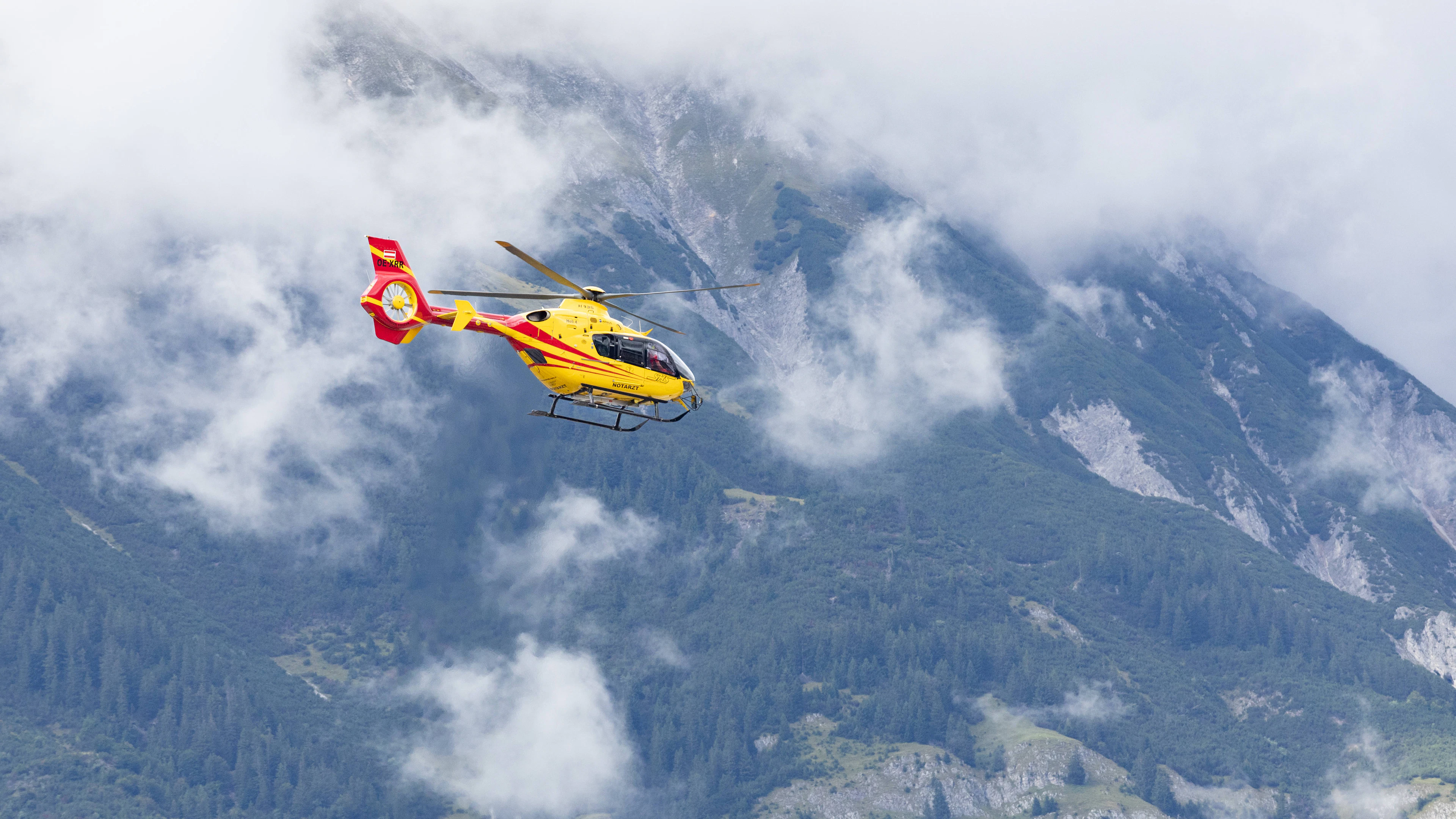 Familien verirren sich mit Kleinkindern im Hochgebirge