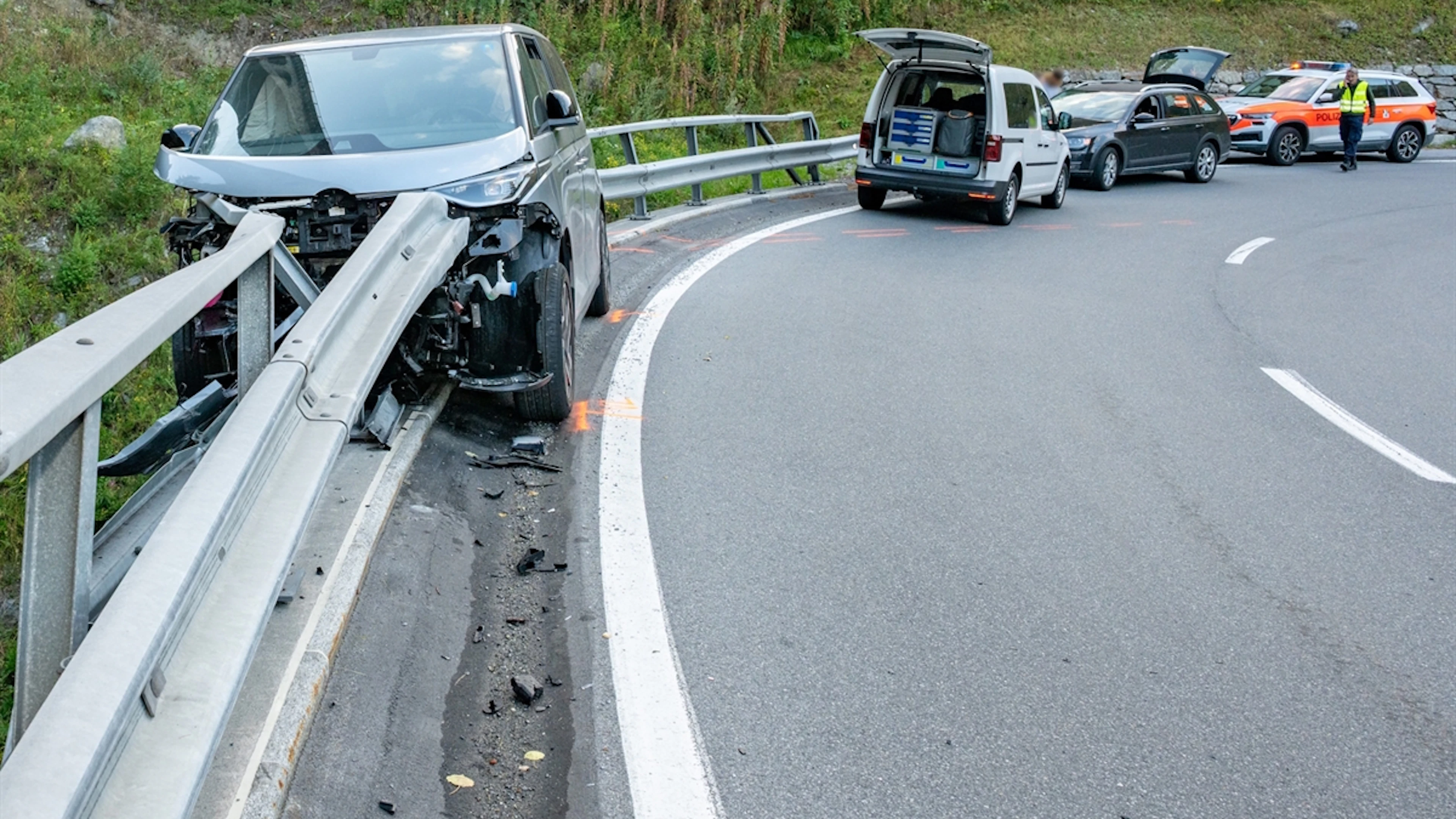 Leitplanke rettet betrunkene Autodiebe vor dem Absturz