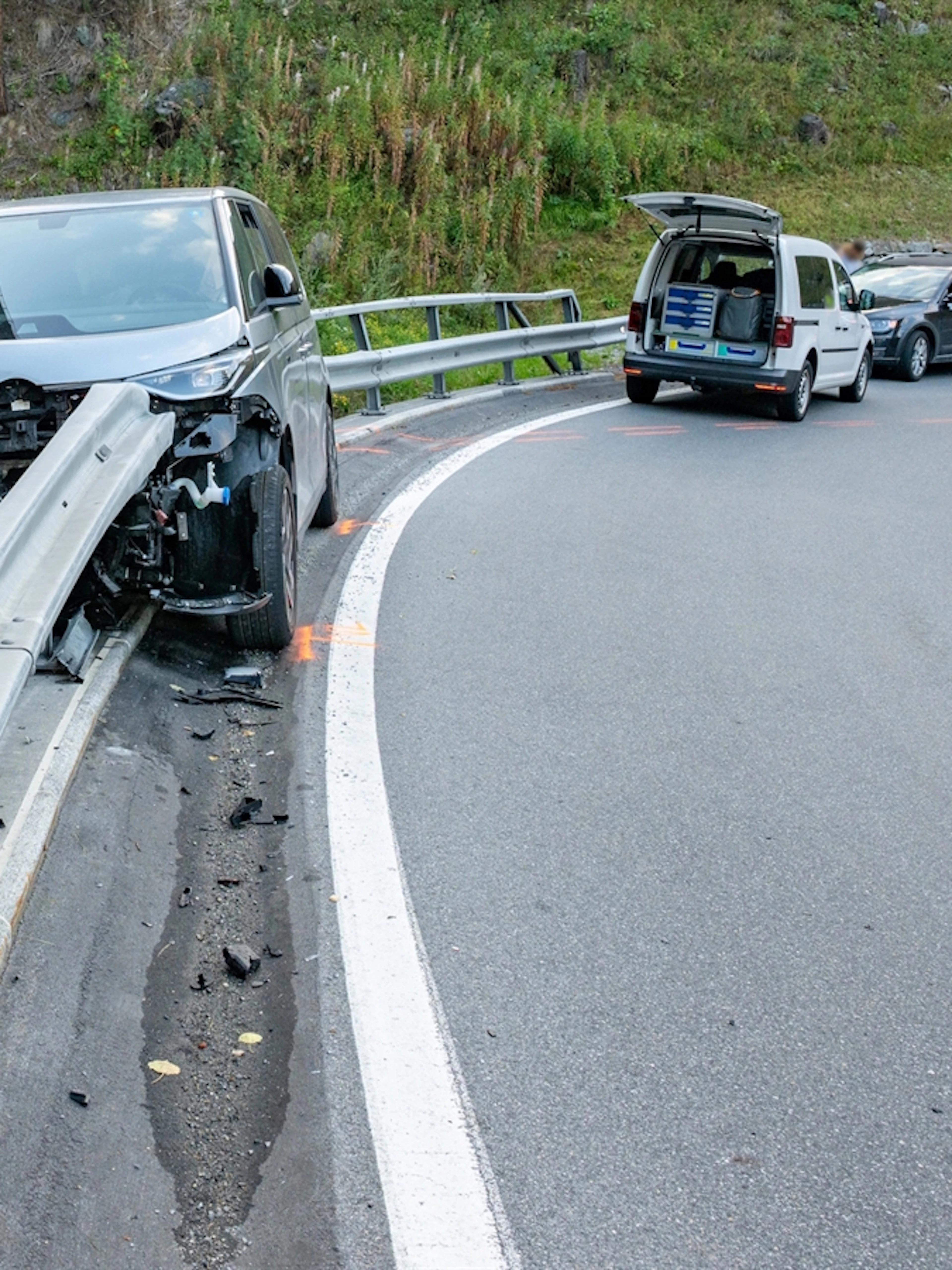 Leitplanke rettet betrunkene Autodiebe vor dem Absturz
