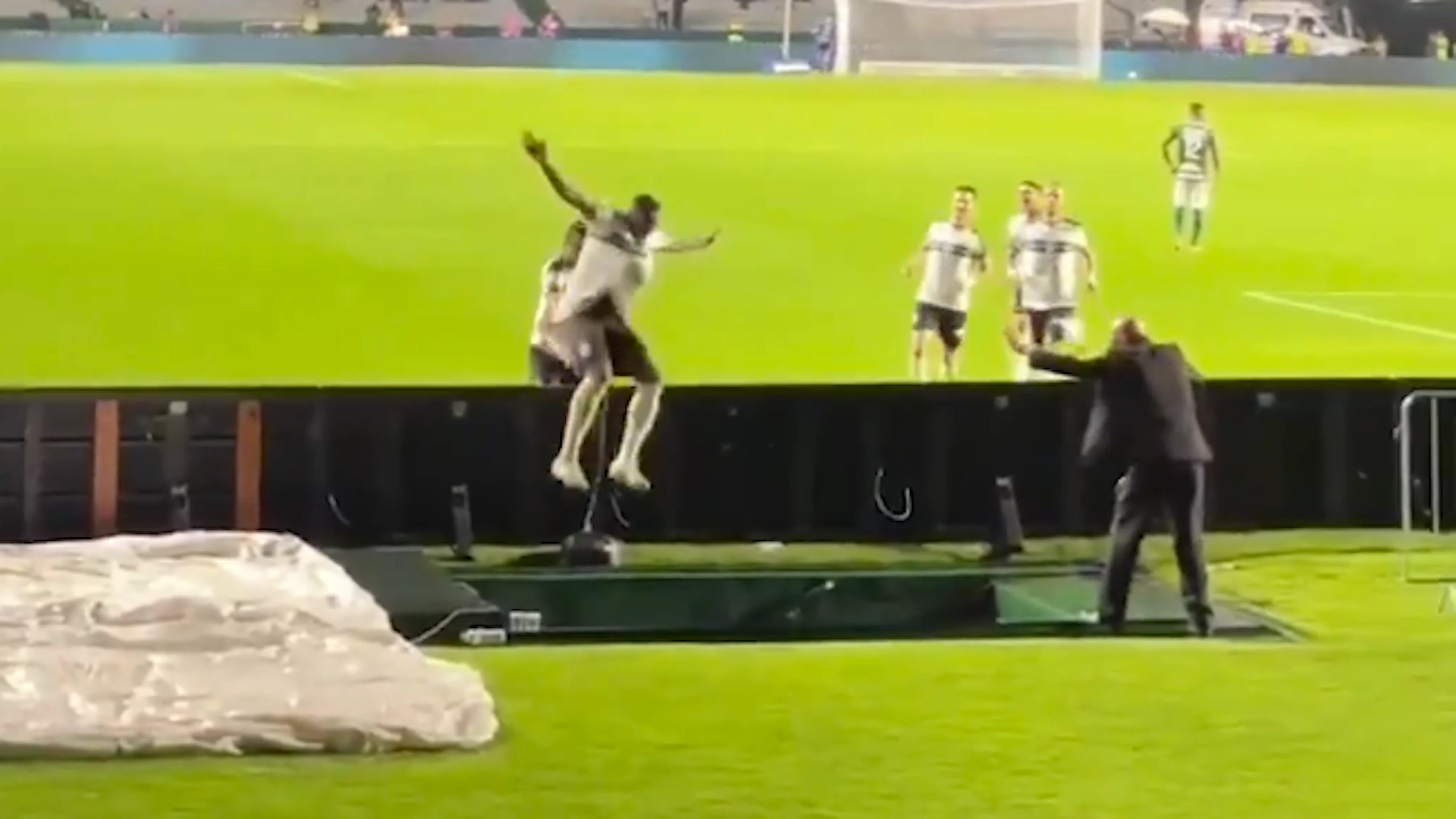 Salta i cartelloni e precipita nella fossa dello stadio: ecco il video dell'esultanza diventata virale