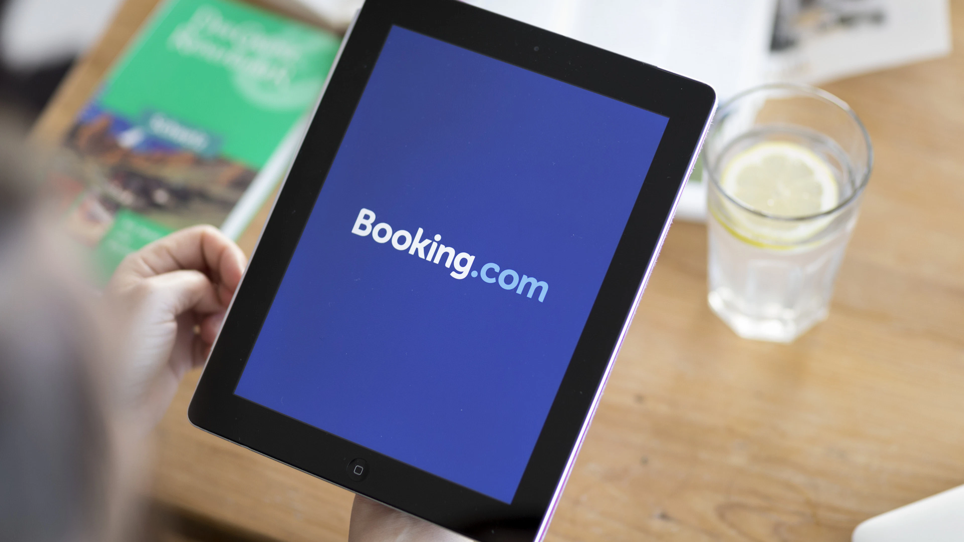 Prenota un hotel in Kosovo su Booking, poi scatta la trappola: truffato un 69enne ticinese