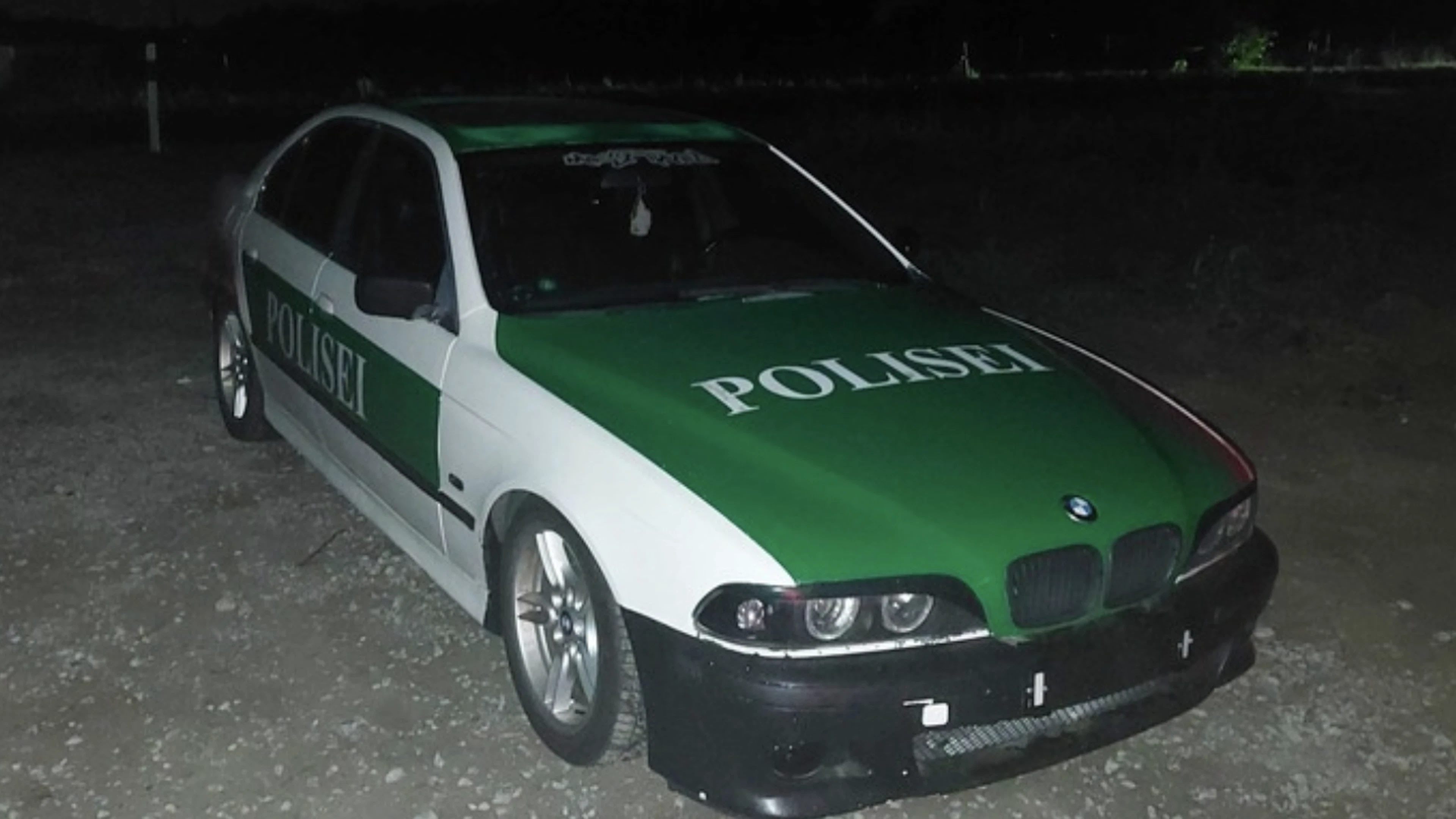 «Google sagte, das sei legal» – Geschwister fahren mit «Polisei»-Auto