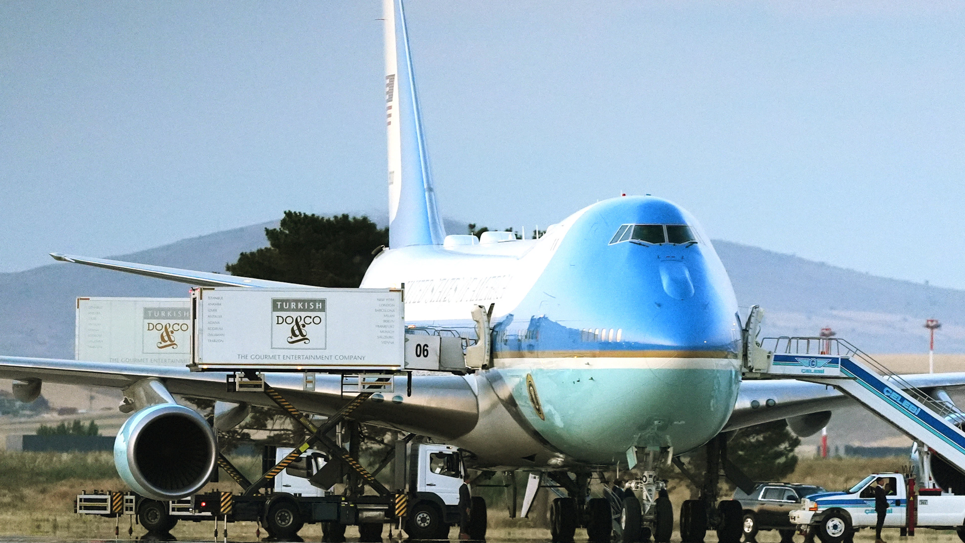 Präsident im Catering-Container: Trump zu Täuschungsmanöver +++ Gericht stoppt Trumps Briefwahl-Pläne