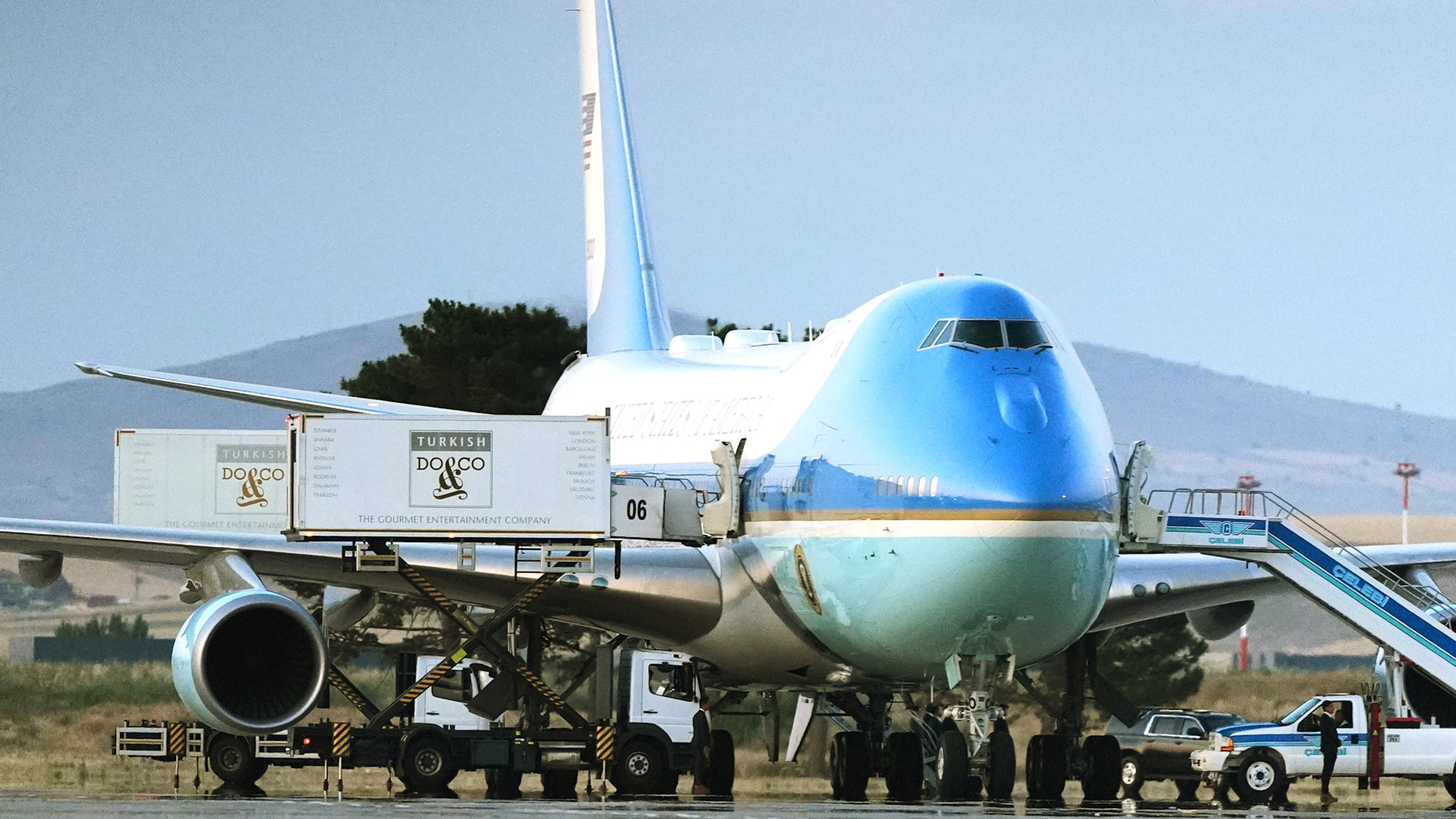Trump soll heimlich im Catering-Container zu Militär-Jet geschleust worden sein