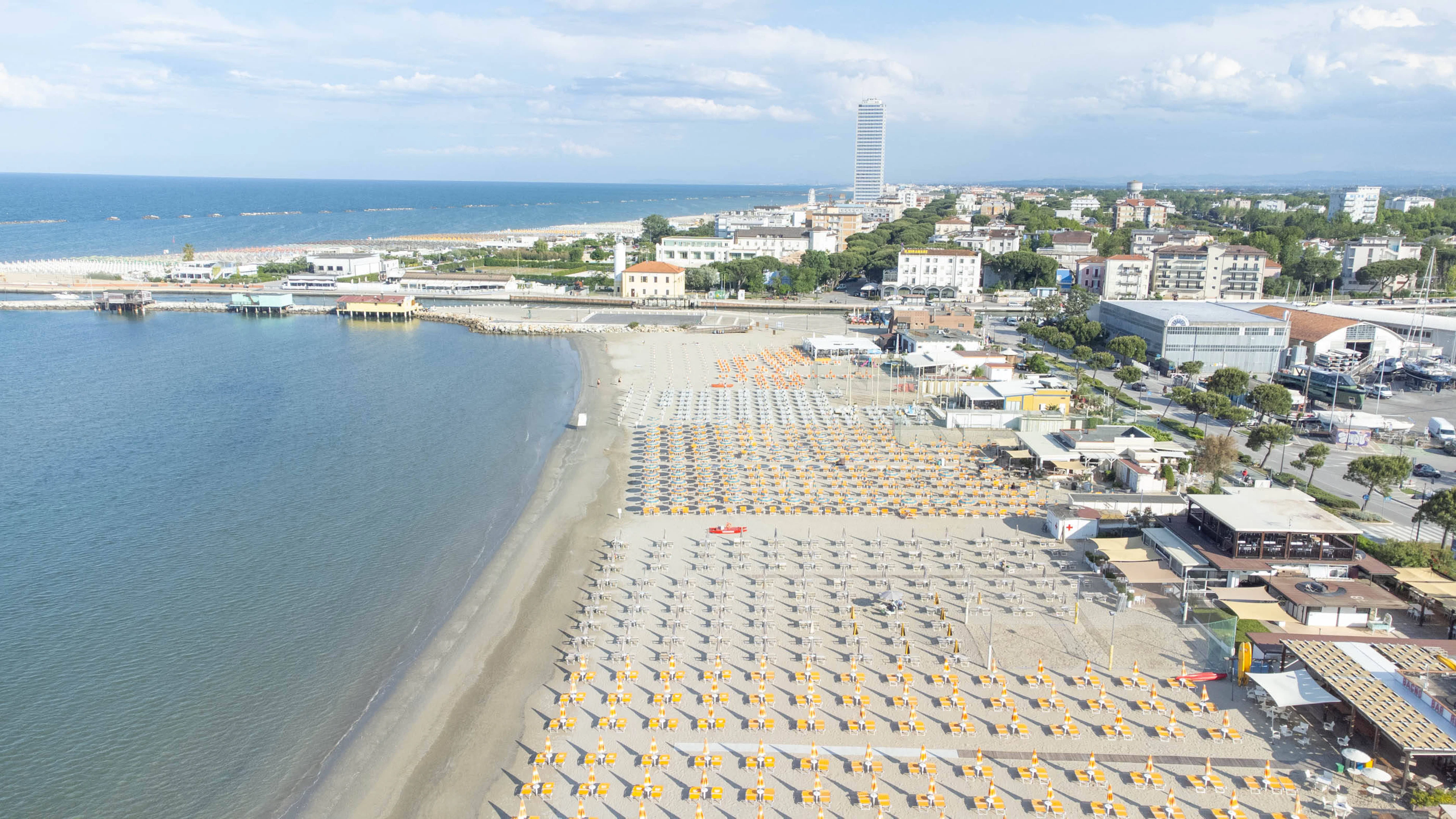 Prenotano un residence vista mare, ma quando arrivano non c'è: 120 famiglie restano senza alloggio