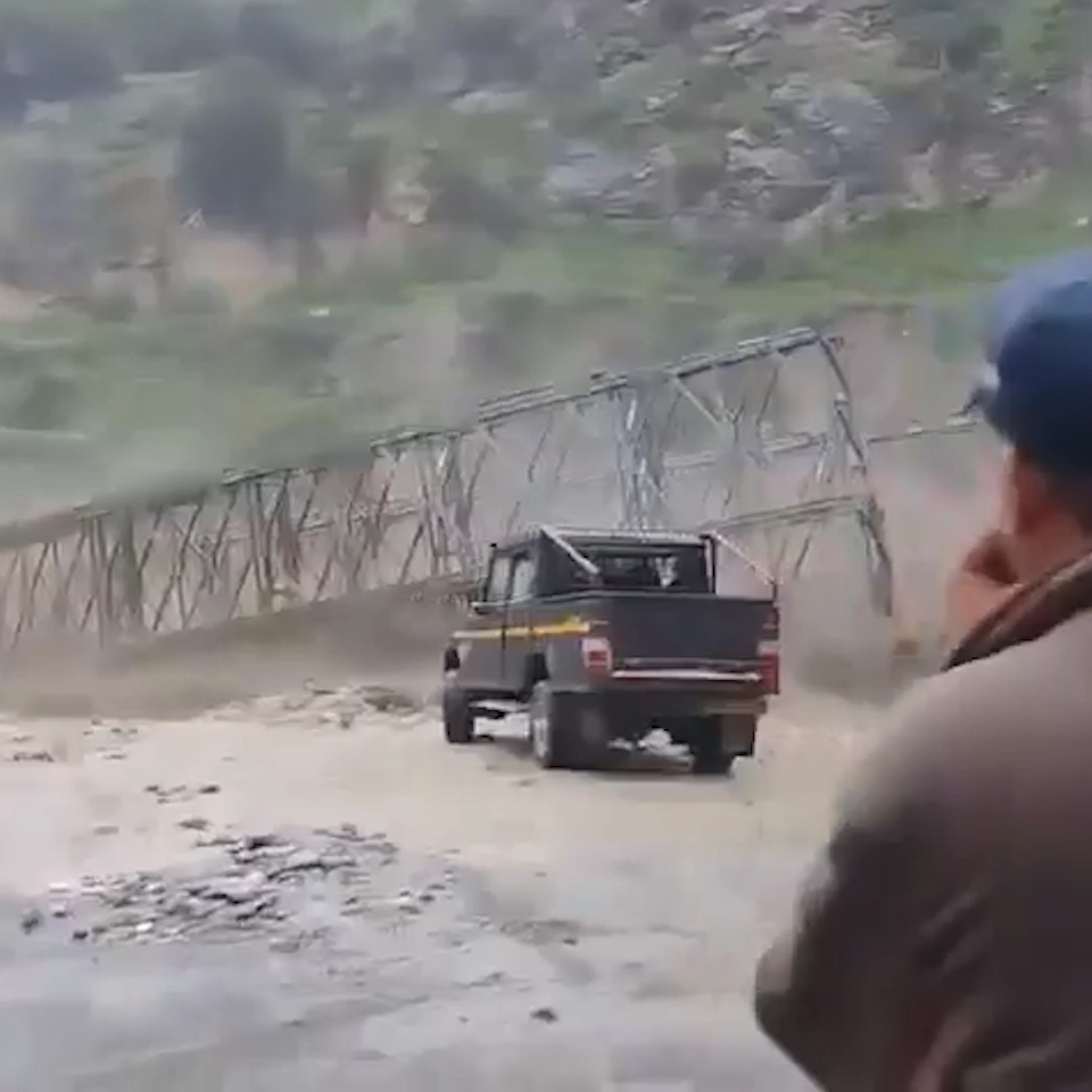 Sekunden später ist die Brücke weg