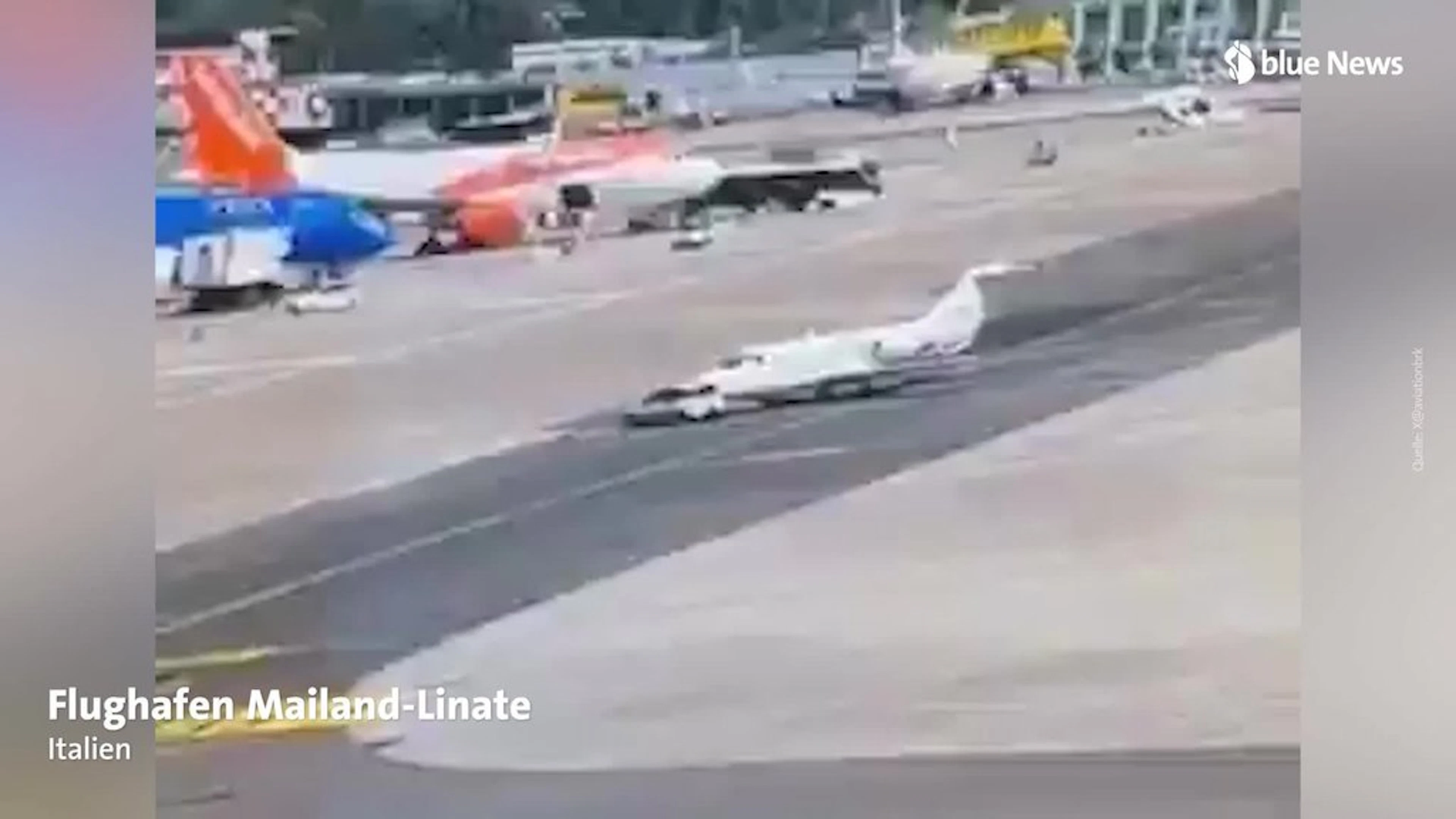 Fiat kracht auf Flughafen mit rollendem Jet zusammen
