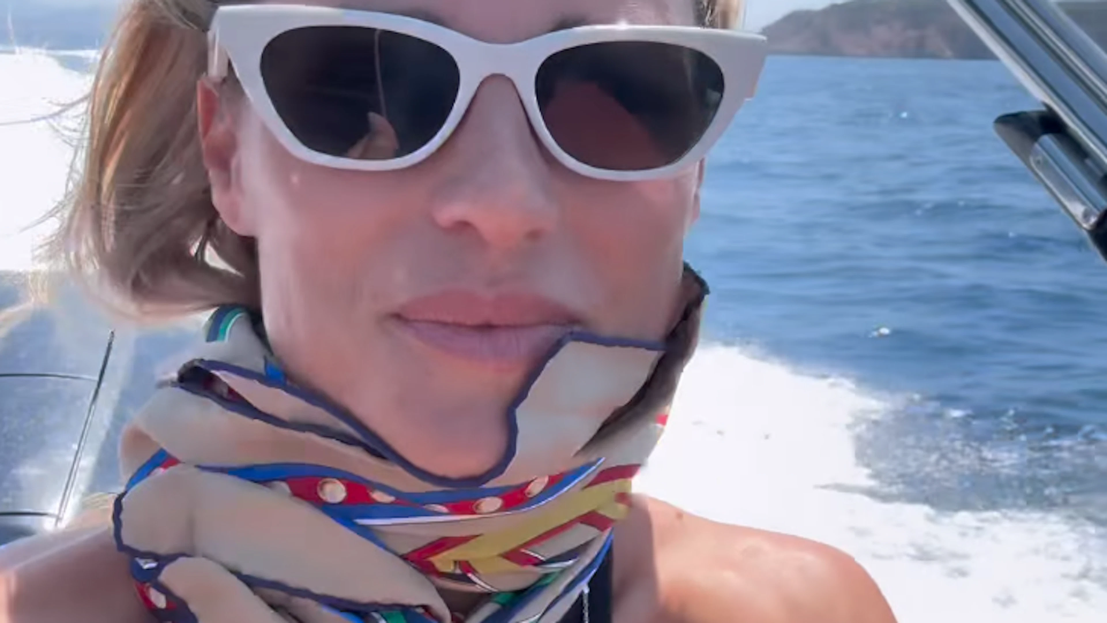 Michelle Hunziker überrascht Passagiere im Linienflug