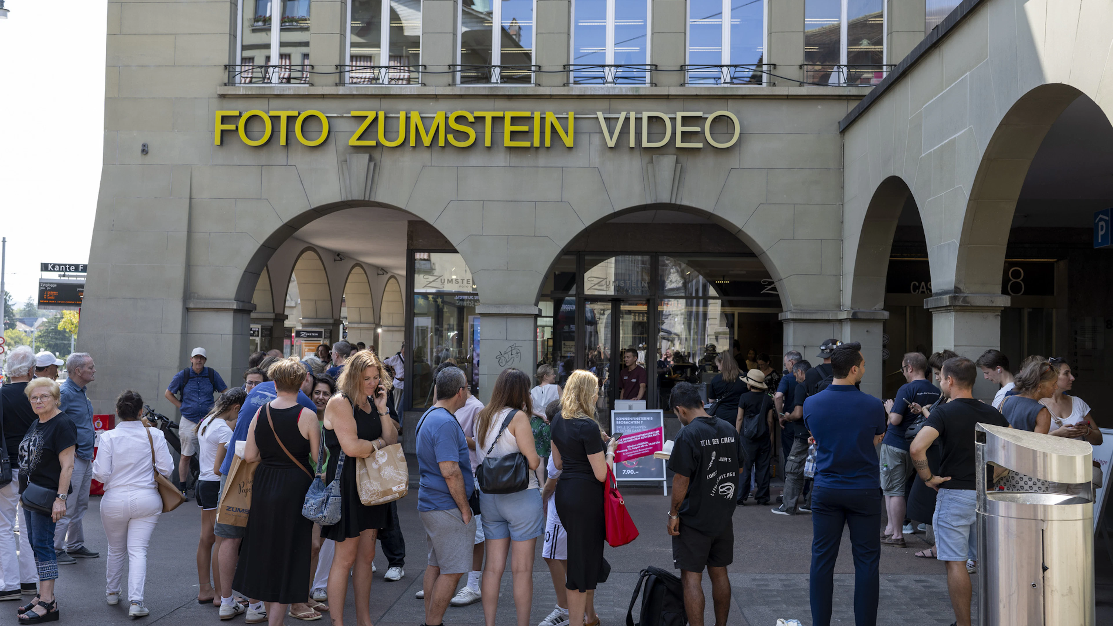 Hunderte stehen in Bern für Sonnenfinsternis-Brillen an