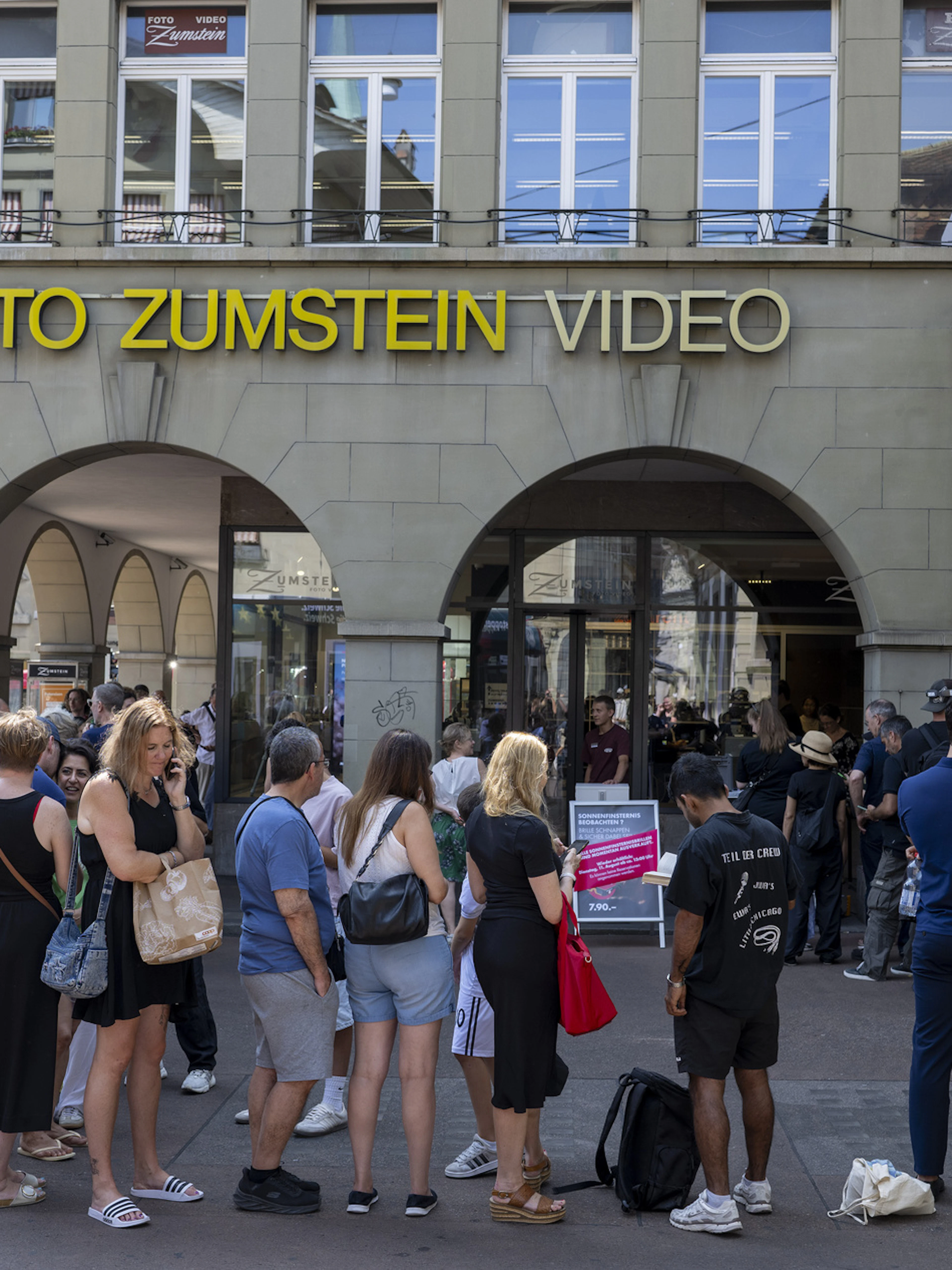 Hunderte stehen in Bern für Sonnenfinsternis-Brillen an