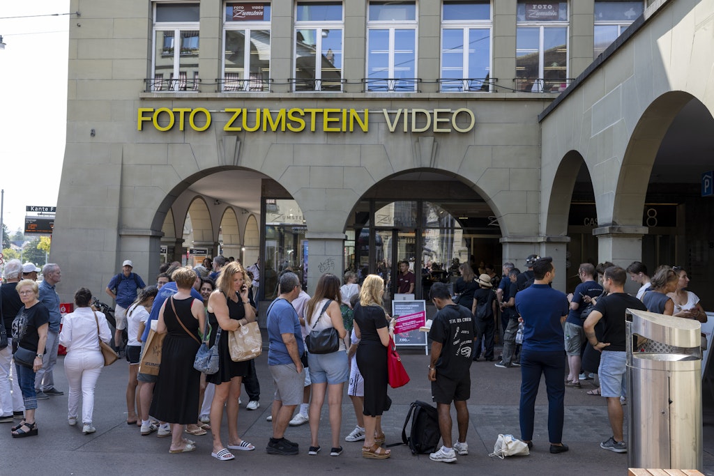 bluewin.ch - Sven Ziegler - Solar Eclipse in Switzerland: Hundreds Line Up in Bern for Solar Eclipse Glasses