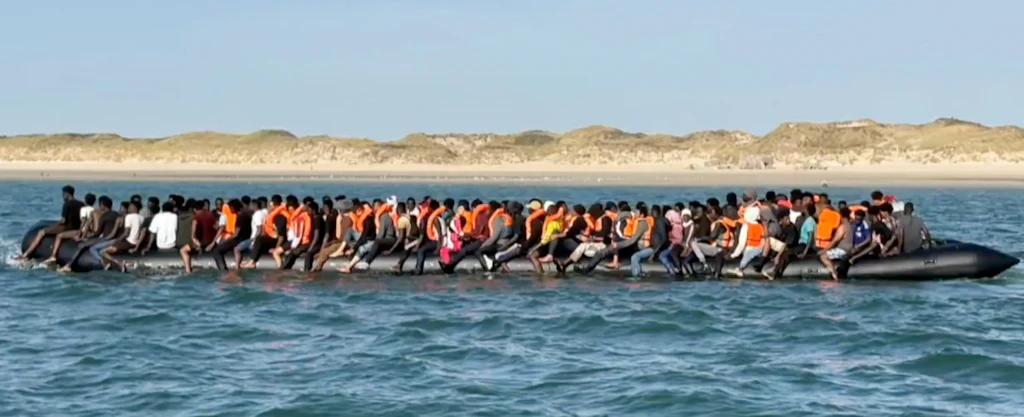 Photo: bluewin.ch English Channel: 230 Migrants Cross in Record-Breaking Inflatable Boat