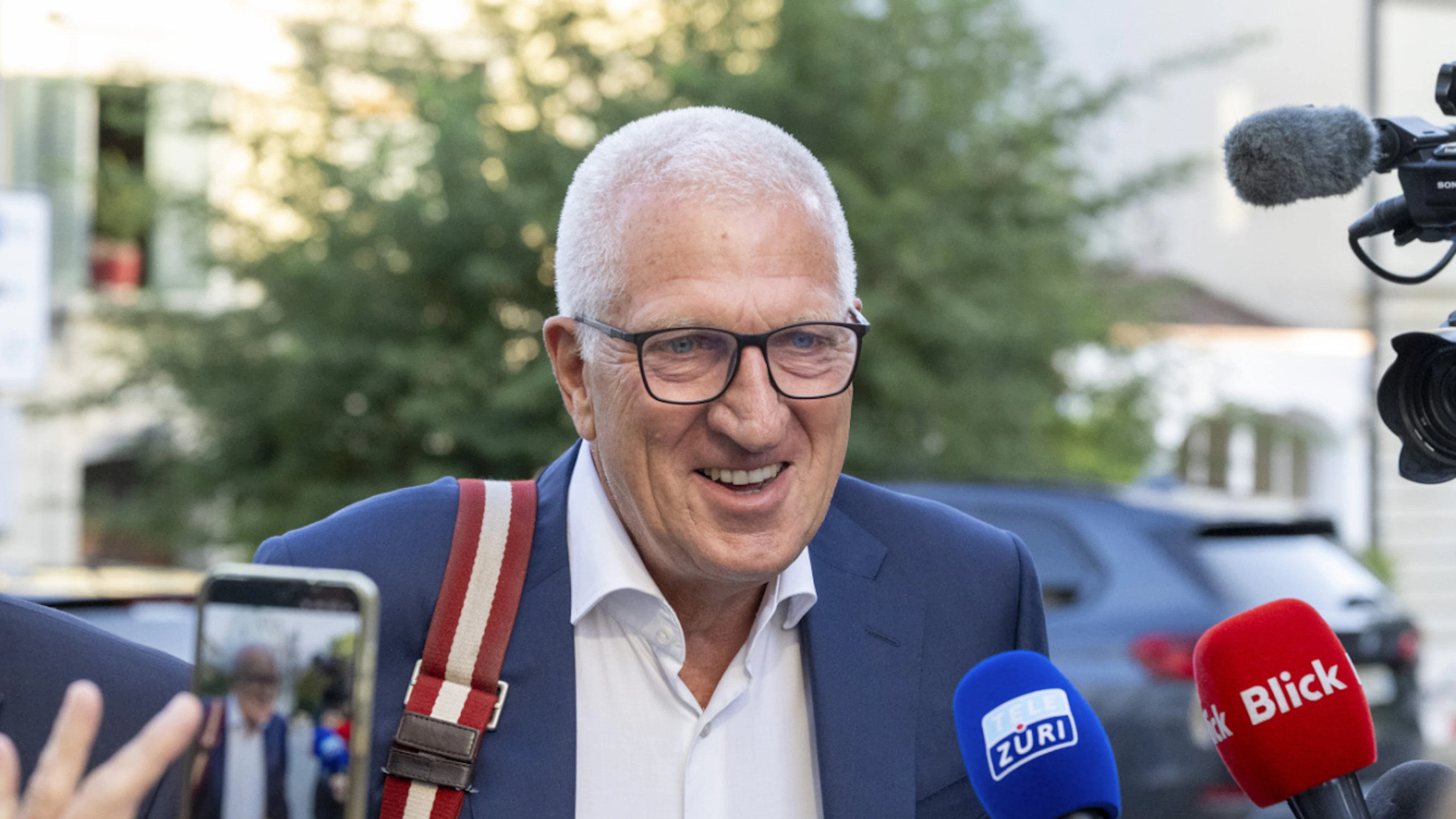 Procès de l'ex-patron de la Raiffeisen: Voyages, Tinder et millions au cœur des débats à Zurich