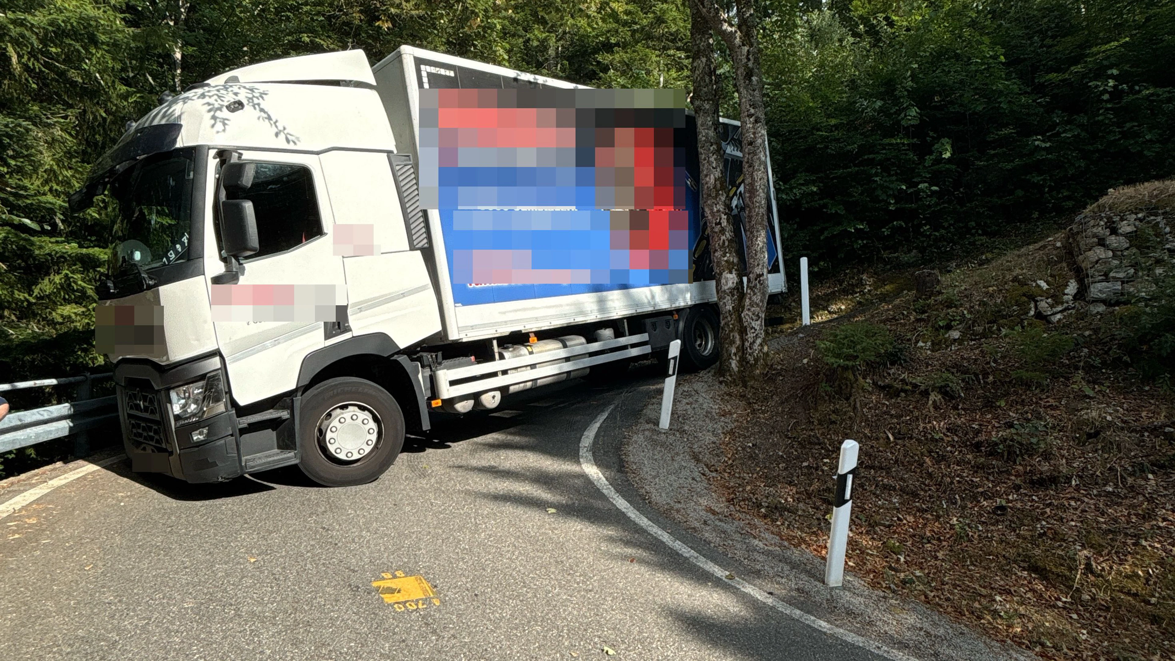 Lastwagen ignoriert Fahrverbot und bleibt in Kurve stecken