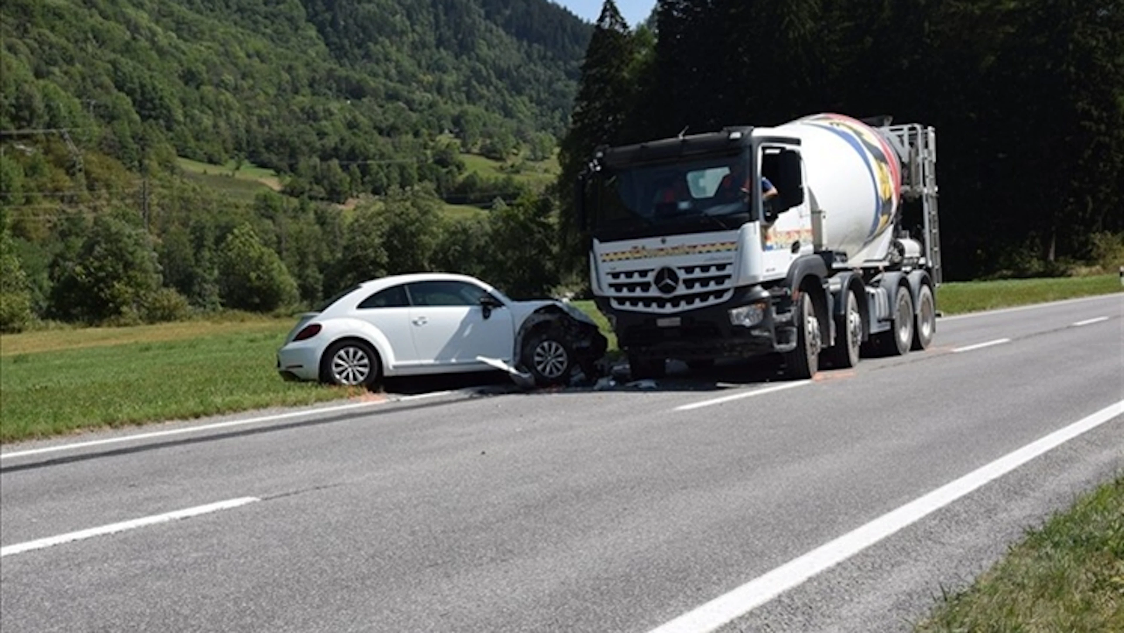 Scontro tra un auto e un camion in Val Bregaglia, l'anziana ha riportato delle ferite
