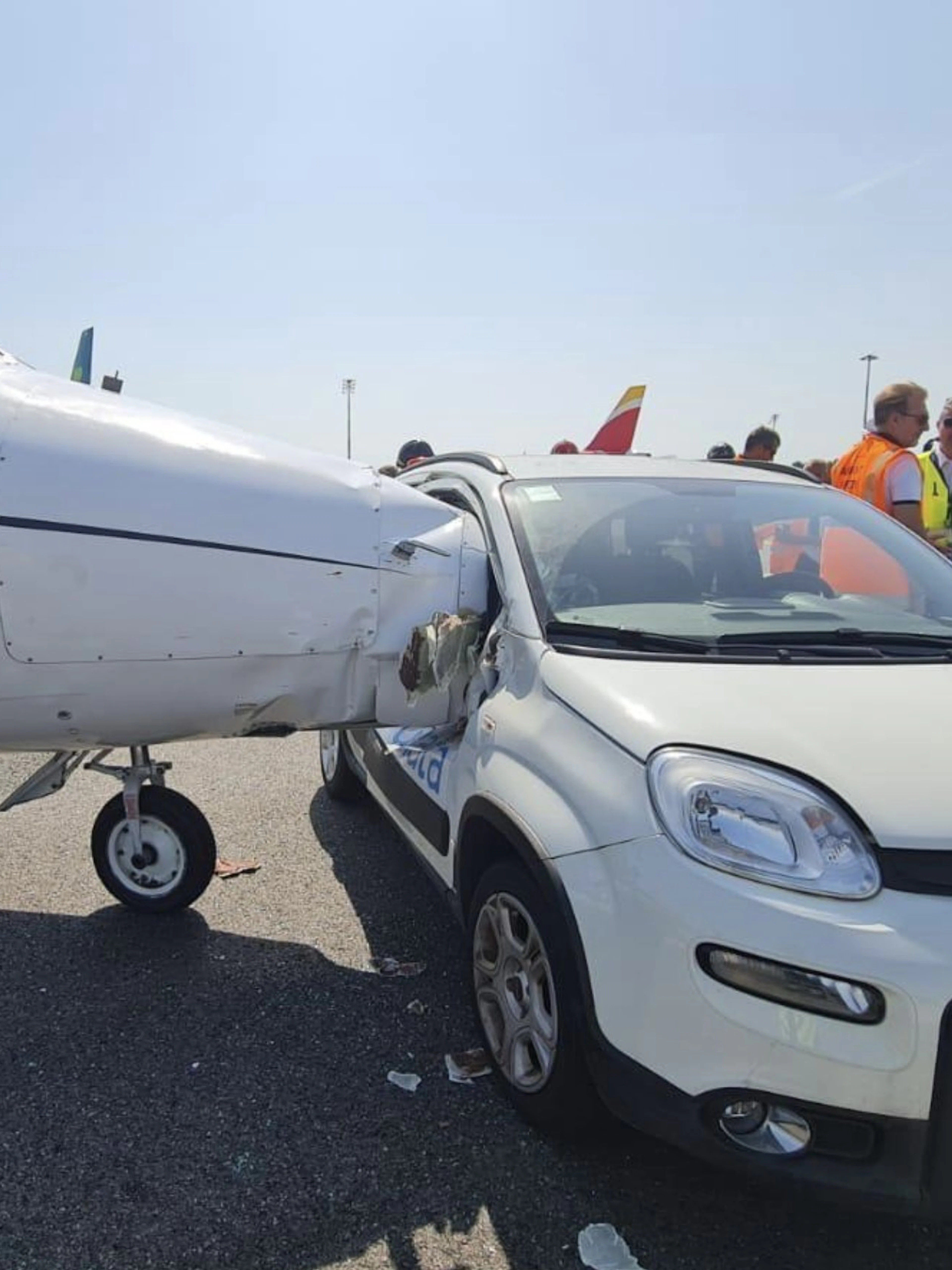 Una Fiat si scontra con un jet privato in movimento all’aeroporto di Linate