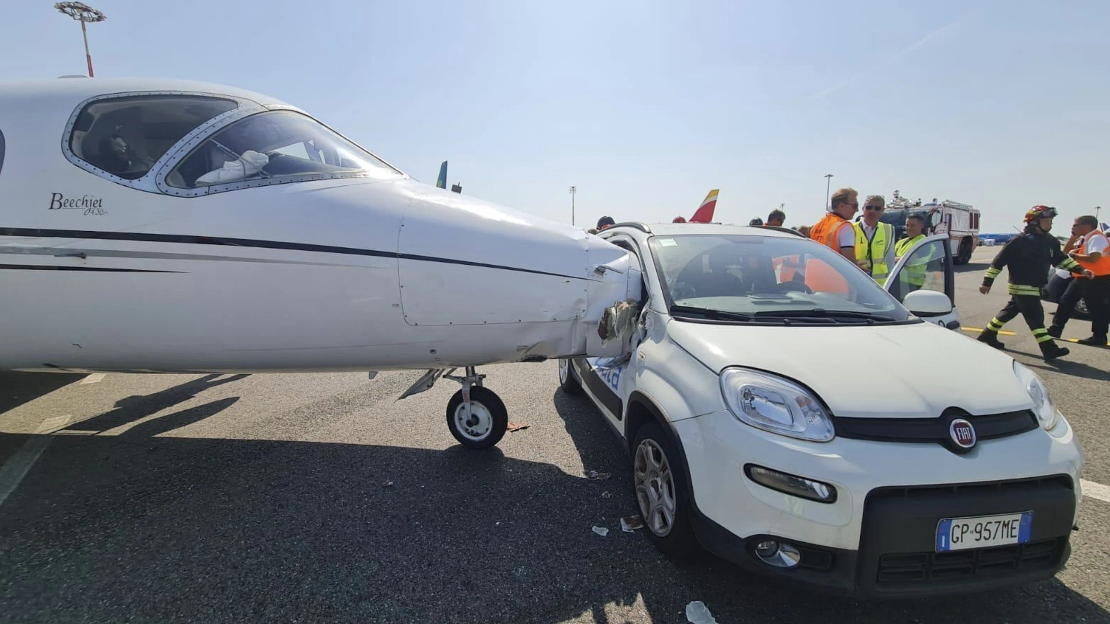 Una Fiat si scontra con un jet privato in movimento all’aeroporto di Linate