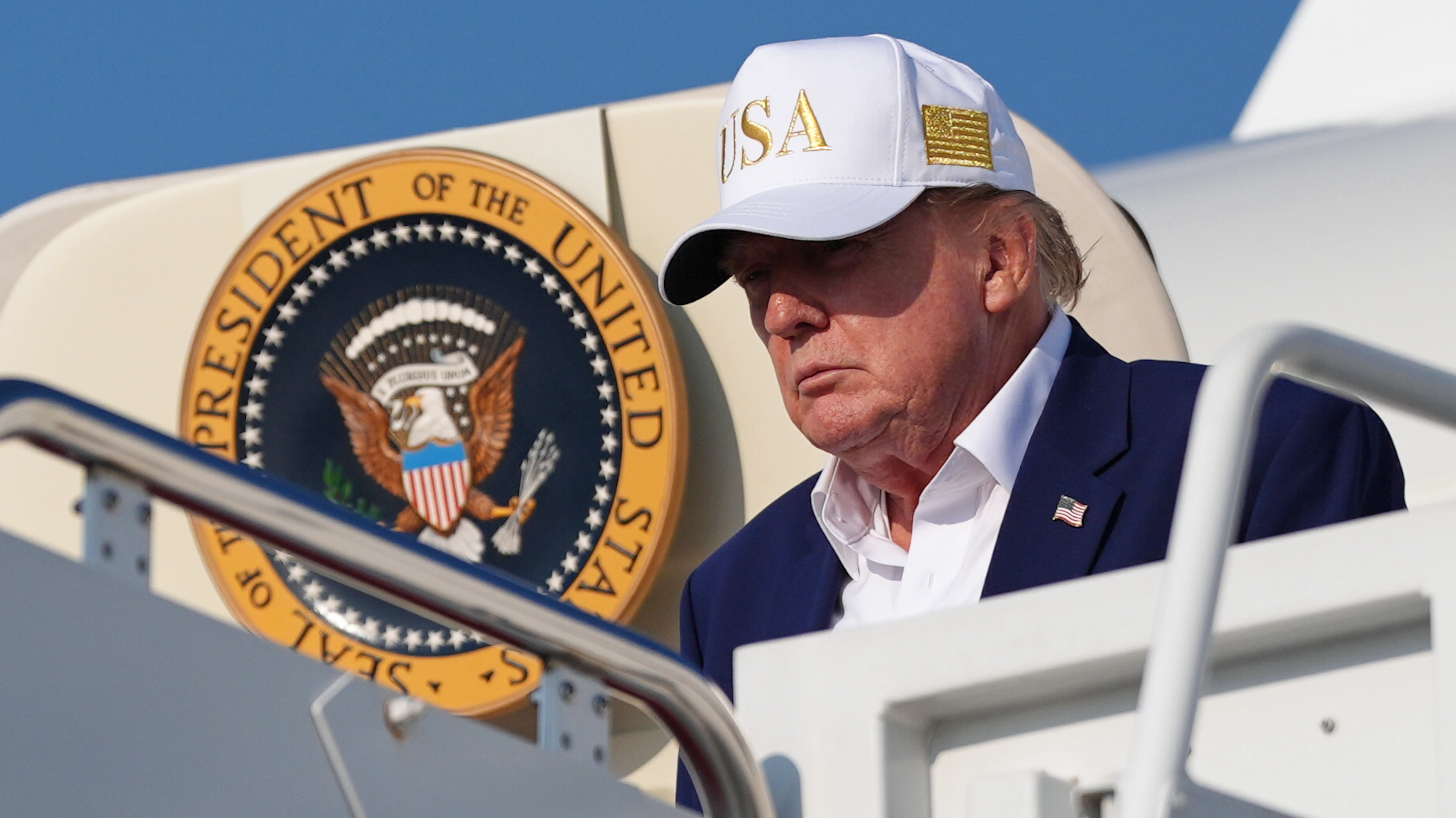 Un avion leurre, un conteneur et des journalistes dupés: l'opération secrète de Trump