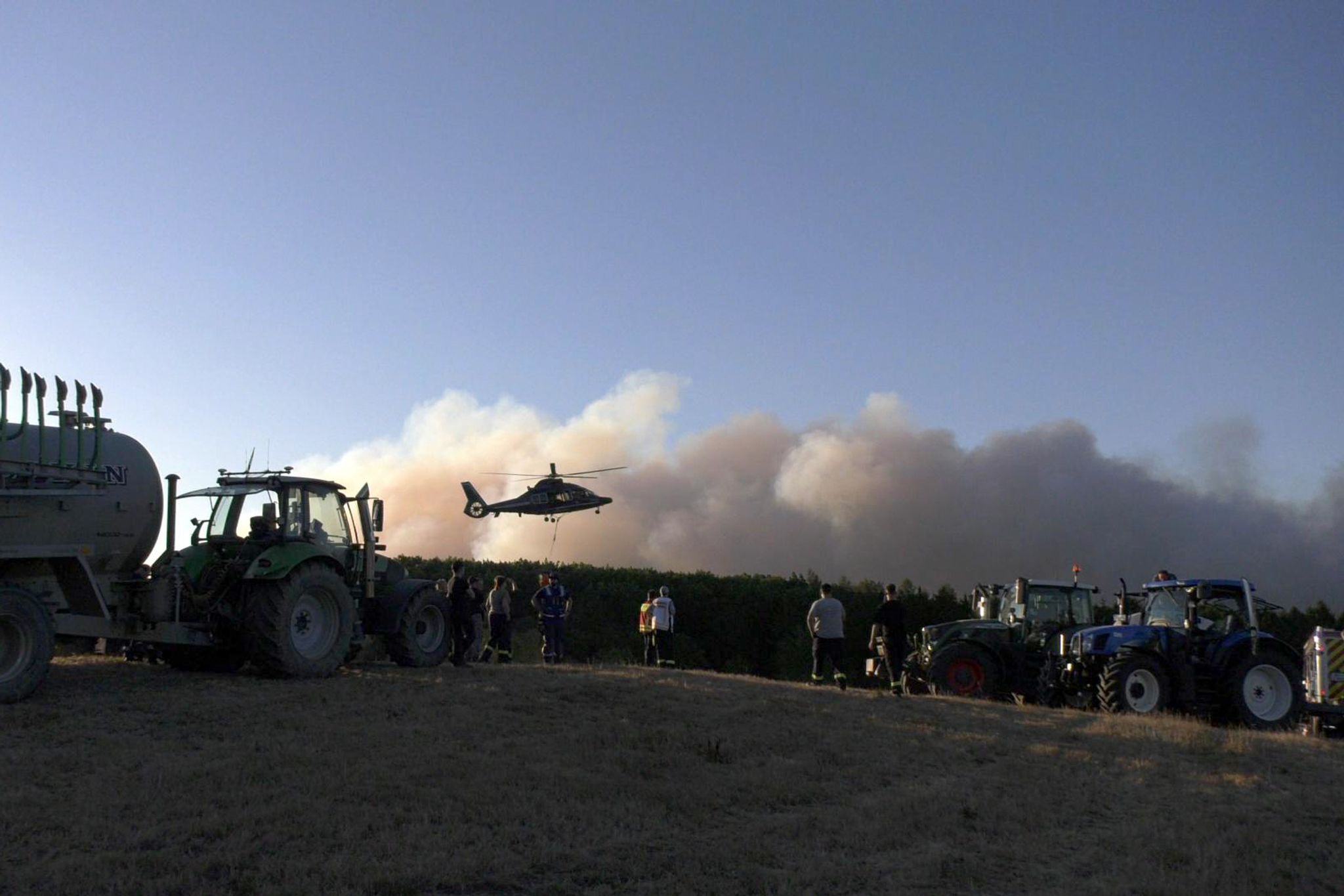 Forest fire forces immediate evacuation of 1,800 residents in Hürtgenwald as flames advance to 400 meters; Nina app shows 'Extreme Danger'