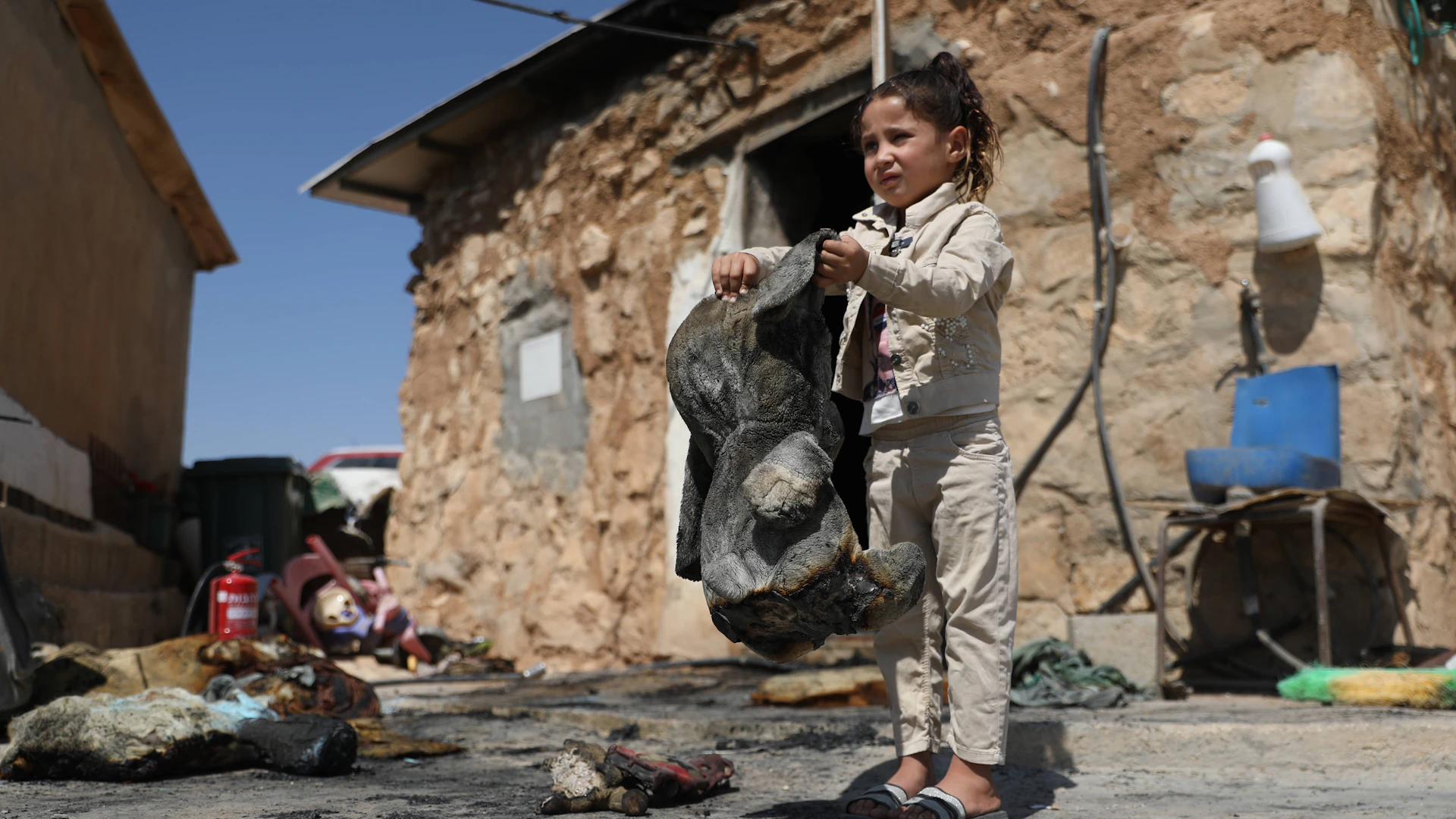 تعرض منزل الفتاة الفلسطينية في خربة الطوبة لهجوم من قبل المستوطنين في أوائل شهر أغسطس، حيث قاموا بتخريب العديد من المنازل والألواح الشمسية وغيرها من الممتلكات التي تعود ملكيتها للفلسطينيين.