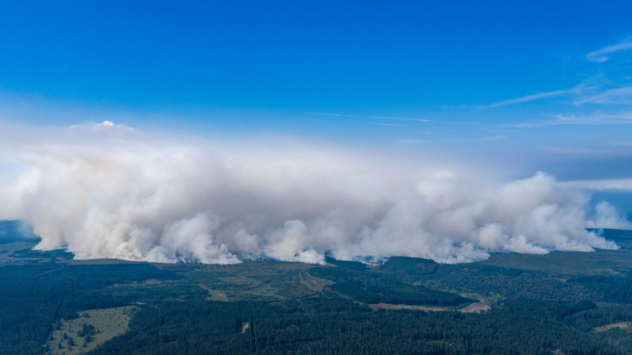 High Fens wildfire forces evacuation near Monschau as unpredictable winds hamper firefighting; 30 square kilometers destroyed