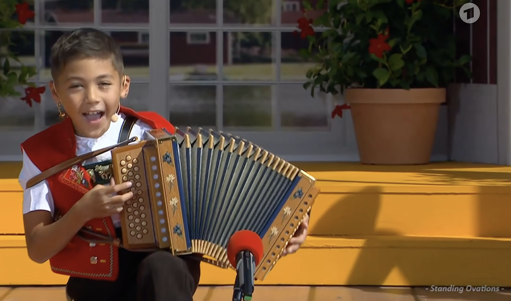 bluewin.ch - Swiss Folk Music Boy Amazes TV Host Stefan Mross