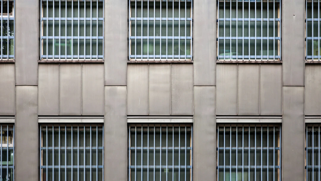 Spectacular Escape: Inmate Escaped Over the Roof