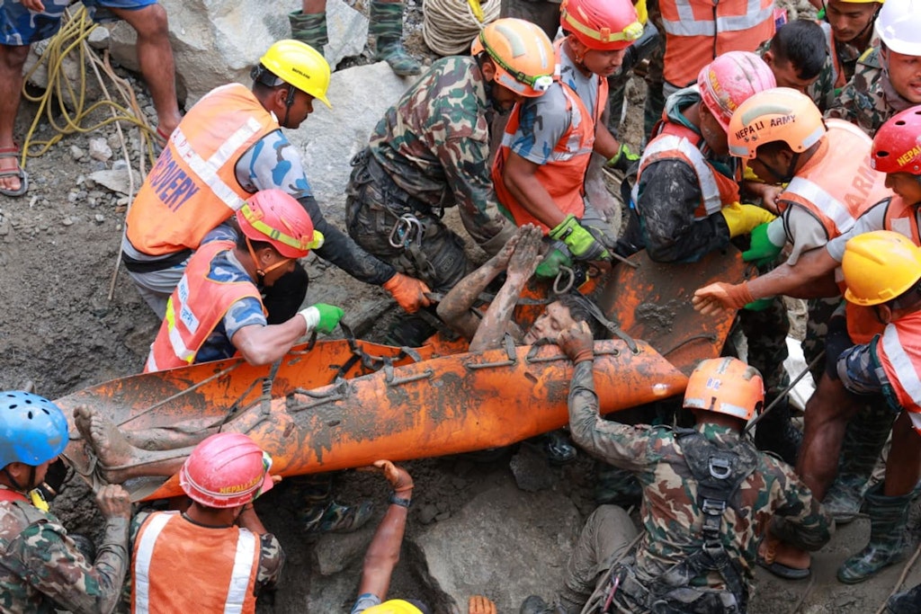 bluewin.ch - Two Workers Rescued from Tunnel in Nepal After Nine Days