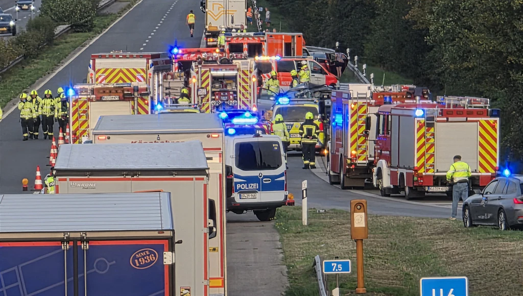 Lastwagen-Fahrer flieht nach Horror-Crash – Schwangere und Kind verletzt