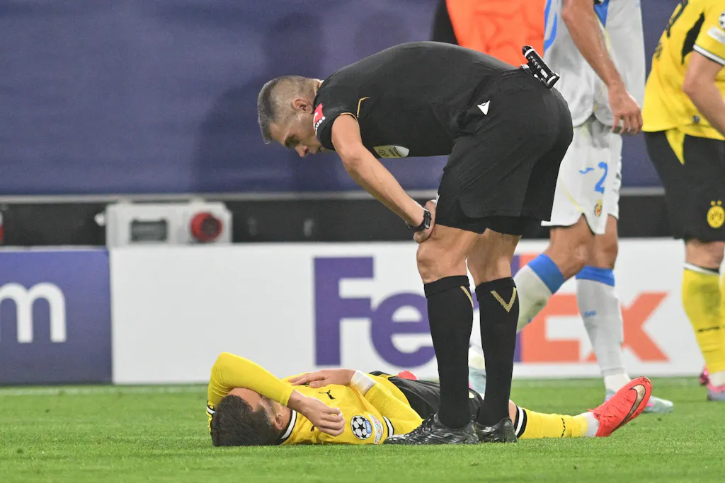 Circulatory problems: BVB newcomer Karetsas carried off the field on a ...