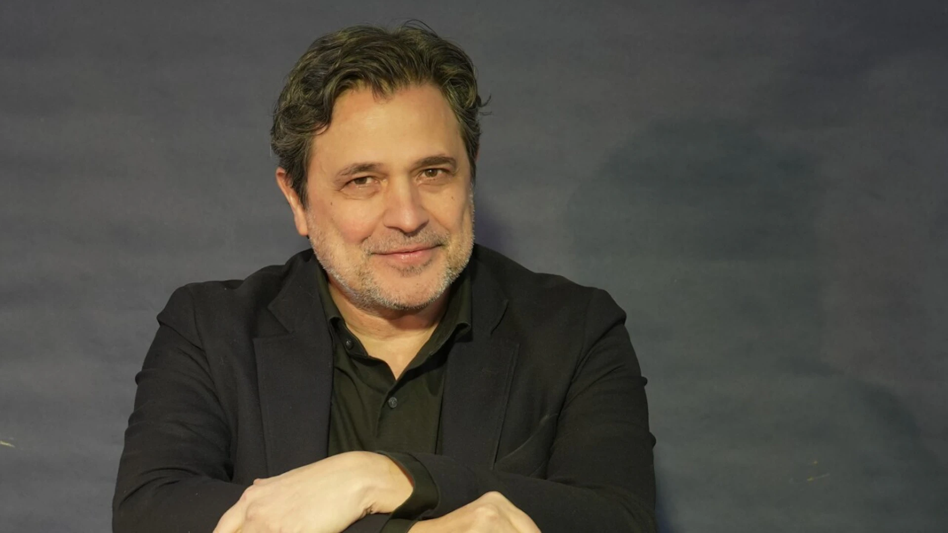 «Estate» ονομάζεται το νέο μυθιστόρημα του Daniel Goetsch. Κατά ειρωνικό τρόπο και με τοπικό χρώμα της Ζυρίχης, χρησιμοποιεί το παράδειγμα μιας οικογένειας για να ζωγραφίσει μια κοινωνία που κηρύττει πρωτοβουλία και ελευθερία, αλλά του αρέσει να επωφελείται από μια κληρονομική κληρονομιά.