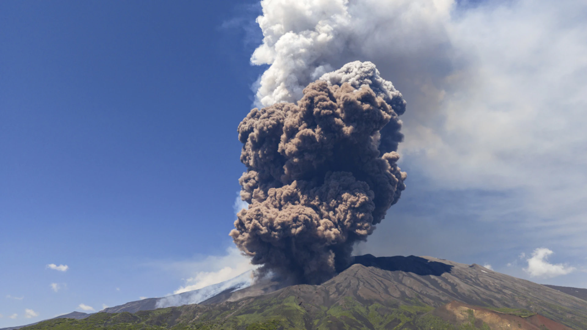 Mount Etna is rumbling again – airport closed