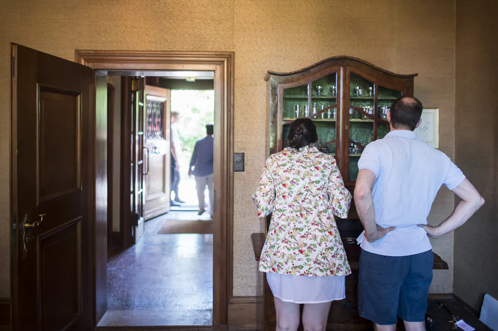 500,000 Swiss francs in wine debts - | now the couple loses their villa on ...
