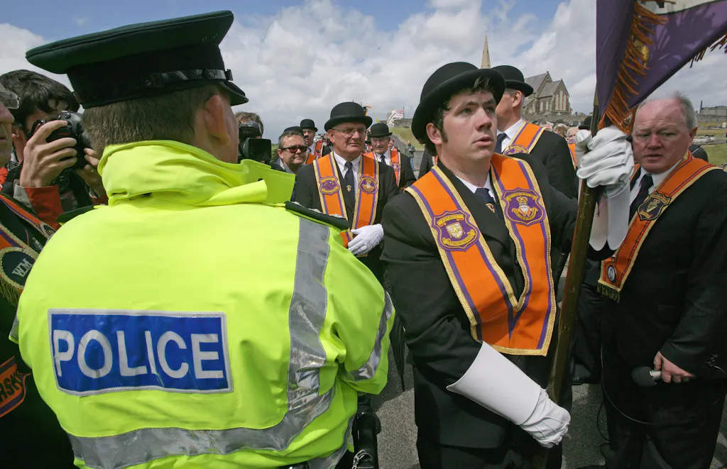 Thousands Block the Street – Orange March Reignites Old Dispute